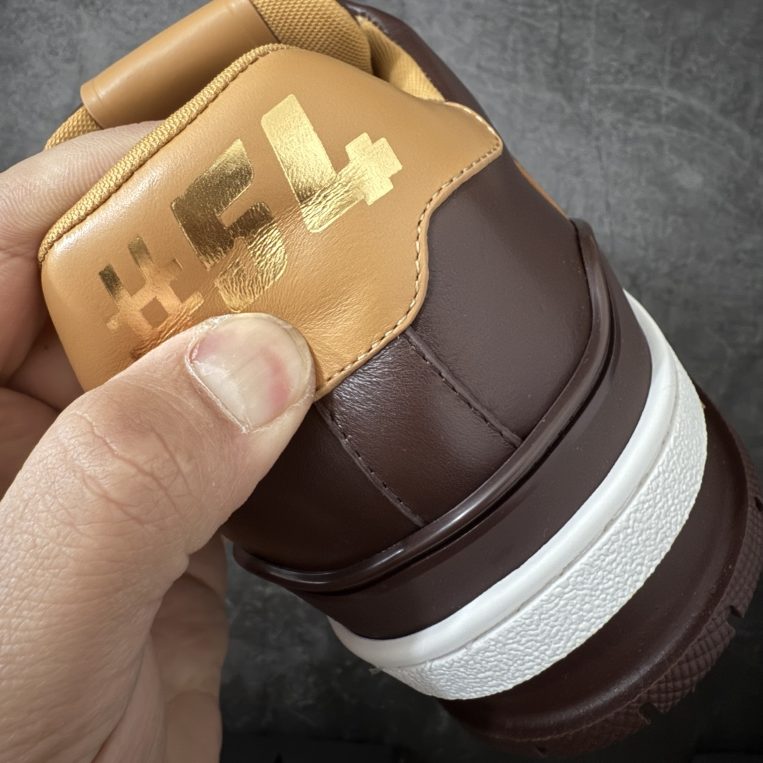 图片[2]-【专柜版/海淘代购版】 现货当天可取 LV Trainer系列高奢运动鞋 棕色拼接皮面 新款芯片顶级 潮人必备单品 同步ZP官网空胶工艺 鞋舌、挂饰均镶嵌NFC芯片感应装置 正确胶片断点式设计 中底正确还原原版油印字母比例 1：1原楦格板、楦头、刀磨全新升级！ 独家订制顶级压纹麂皮 原版开模TPU大底 质感原版一致 垫脚聚米微料加透气英伦网布 披靡市场任何版本！细节完美呈现！ 代购指定版本 全新升级最新双盒包装 扫码秒进官网！ 全套包装配件同比原版 尺码： 38-46-选品中心