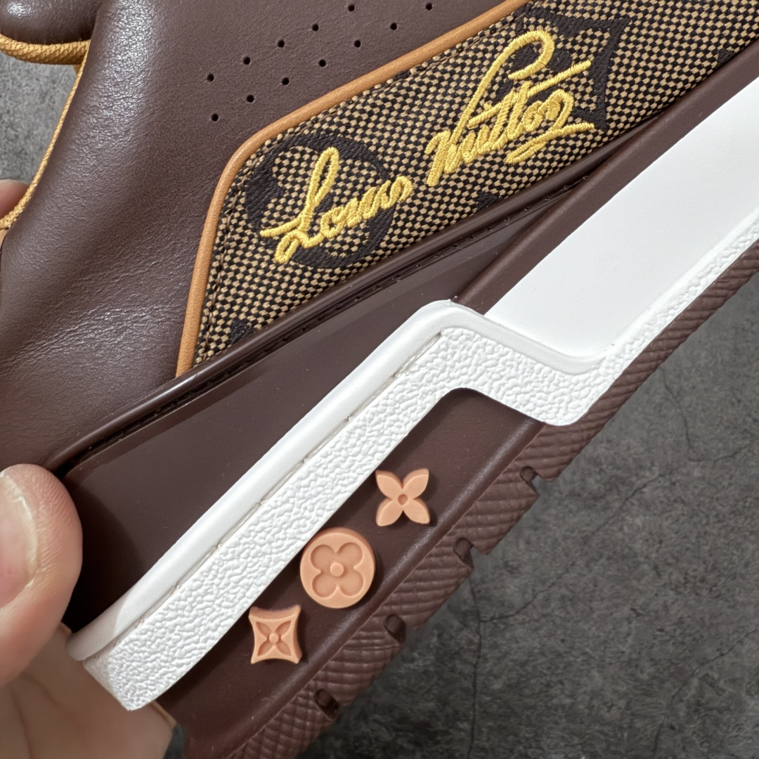 图片[3]-【专柜版/海淘代购版】 现货当天可取 LV Trainer系列高奢运动鞋 棕色拼接皮面 新款芯片顶级 潮人必备单品 同步ZP官网空胶工艺 鞋舌、挂饰均镶嵌NFC芯片感应装置 正确胶片断点式设计 中底正确还原原版油印字母比例 1：1原楦格板、楦头、刀磨全新升级！ 独家订制顶级压纹麂皮 原版开模TPU大底 质感原版一致 垫脚聚米微料加透气英伦网布 披靡市场任何版本！细节完美呈现！ 代购指定版本 全新升级最新双盒包装 扫码秒进官网！ 全套包装配件同比原版 尺码： 38-46-选品中心