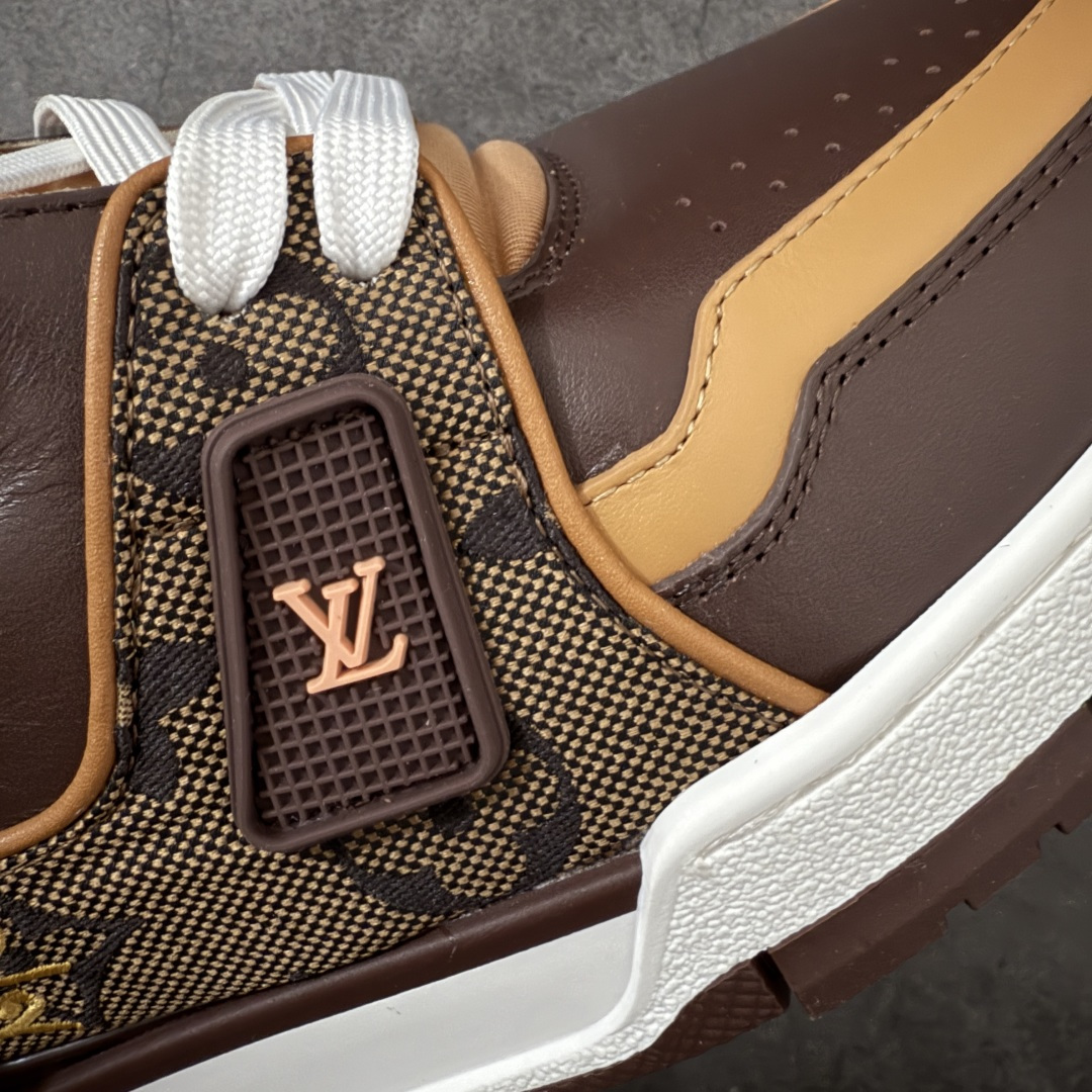 图片[5]-【专柜版/海淘代购版】 现货当天可取 LV Trainer系列高奢运动鞋 棕色拼接皮面 新款芯片顶级 潮人必备单品 同步ZP官网空胶工艺 鞋舌、挂饰均镶嵌NFC芯片感应装置 正确胶片断点式设计 中底正确还原原版油印字母比例 1：1原楦格板、楦头、刀磨全新升级！ 独家订制顶级压纹麂皮 原版开模TPU大底 质感原版一致 垫脚聚米微料加透气英伦网布 披靡市场任何版本！细节完美呈现！ 代购指定版本 全新升级最新双盒包装 扫码秒进官网！ 全套包装配件同比原版 尺码： 38-46-选品中心