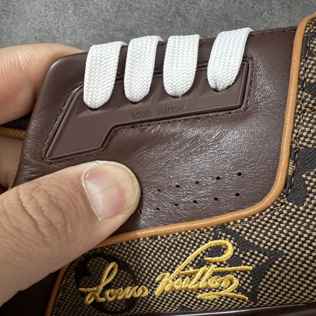 图片[4]-【专柜版/海淘代购版】 现货当天可取 LV Trainer系列高奢运动鞋 棕色拼接皮面 新款芯片顶级 潮人必备单品 同步ZP官网空胶工艺 鞋舌、挂饰均镶嵌NFC芯片感应装置 正确胶片断点式设计 中底正确还原原版油印字母比例 1：1原楦格板、楦头、刀磨全新升级！ 独家订制顶级压纹麂皮 原版开模TPU大底 质感原版一致 垫脚聚米微料加透气英伦网布 披靡市场任何版本！细节完美呈现！ 代购指定版本 全新升级最新双盒包装 扫码秒进官网！ 全套包装配件同比原版 尺码： 38-46-选品中心