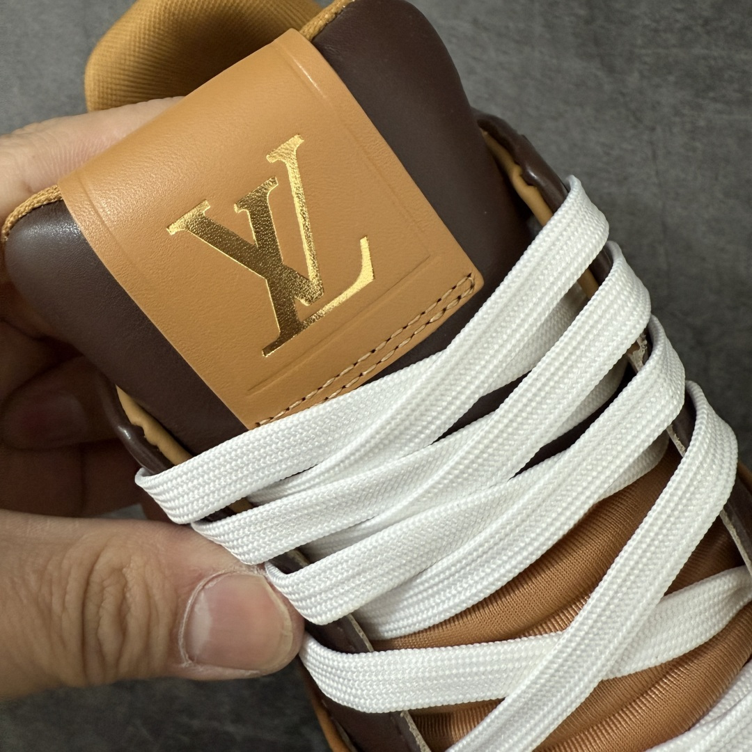 图片[7]-【专柜版/海淘代购版】 现货当天可取 LV Trainer系列高奢运动鞋 棕色拼接皮面 新款芯片顶级 潮人必备单品 同步ZP官网空胶工艺 鞋舌、挂饰均镶嵌NFC芯片感应装置 正确胶片断点式设计 中底正确还原原版油印字母比例 1：1原楦格板、楦头、刀磨全新升级！ 独家订制顶级压纹麂皮 原版开模TPU大底 质感原版一致 垫脚聚米微料加透气英伦网布 披靡市场任何版本！细节完美呈现！ 代购指定版本 全新升级最新双盒包装 扫码秒进官网！ 全套包装配件同比原版 尺码： 38-46-选品中心