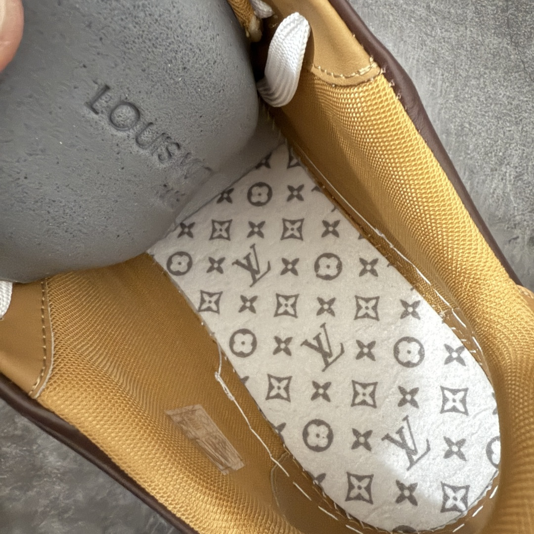 图片[10]-【专柜版/海淘代购版】 现货当天可取 LV Trainer系列高奢运动鞋 棕色拼接皮面 新款芯片顶级 潮人必备单品 同步ZP官网空胶工艺 鞋舌、挂饰均镶嵌NFC芯片感应装置 正确胶片断点式设计 中底正确还原原版油印字母比例 1：1原楦格板、楦头、刀磨全新升级！ 独家订制顶级压纹麂皮 原版开模TPU大底 质感原版一致 垫脚聚米微料加透气英伦网布 披靡市场任何版本！细节完美呈现！ 代购指定版本 全新升级最新双盒包装 扫码秒进官网！ 全套包装配件同比原版 尺码： 38-46-选品中心