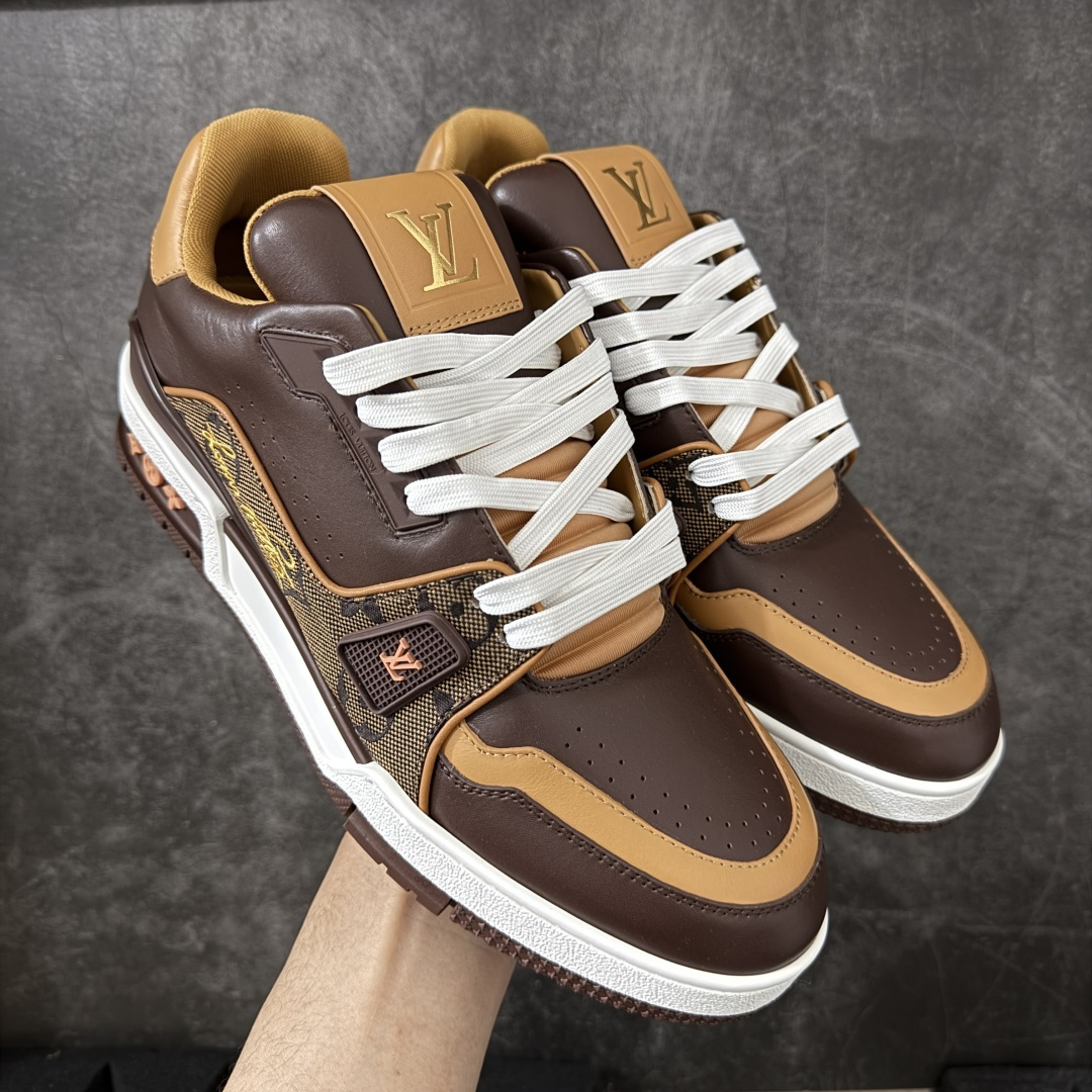 【专柜版/海淘代购版】 现货当天可取 LV Trainer系列高奢运动鞋 棕色拼接皮面 新款芯片顶级 潮人必备单品 同步ZP官网空胶工艺 鞋舌、挂饰均镶嵌NFC芯片感应装置 正确胶片断点式设计 中底正确还原原版油印字母比例 1：1原楦格板、楦头、刀磨全新升级！ 独家订制顶级压纹麂皮 原版开模TPU大底 质感原版一致 垫脚聚米微料加透气英伦网布 披靡市场任何版本！细节完美呈现！ 代购指定版本 全新升级最新双盒包装 扫码秒进官网！ 全套包装配件同比原版 尺码： 38-46-选品中心