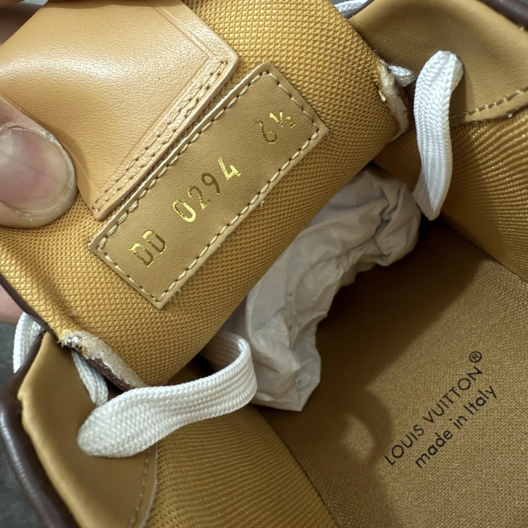 图片[8]-【专柜版/海淘代购版】 现货当天可取 LV Trainer系列高奢运动鞋 棕色拼接皮面 新款芯片顶级 潮人必备单品 同步ZP官网空胶工艺 鞋舌、挂饰均镶嵌NFC芯片感应装置 正确胶片断点式设计 中底正确还原原版油印字母比例 1：1原楦格板、楦头、刀磨全新升级！ 独家订制顶级压纹麂皮 原版开模TPU大底 质感原版一致 垫脚聚米微料加透气英伦网布 披靡市场任何版本！细节完美呈现！ 代购指定版本 全新升级最新双盒包装 扫码秒进官网！ 全套包装配件同比原版 尺码： 38-46-选品中心