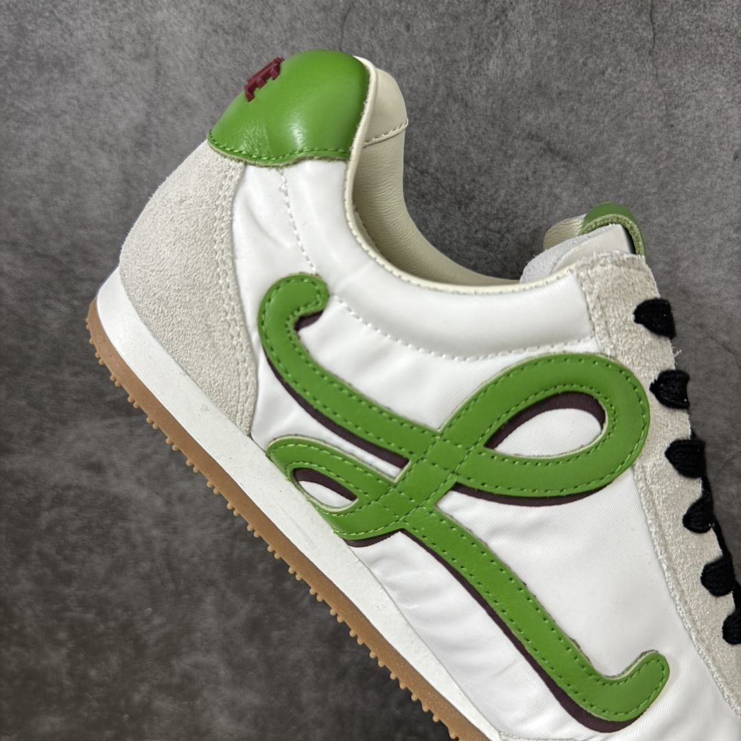 图片[7]-【海淘代购版】罗意威LOEWE 2025 | Ballet Runner2.0 新款芭蕾舞鞋 目前市场最优品质 细节完美 裁边清洁度超高 无毛边 代购专供品质 原版私模大底 版型和材质均1比1完美复刻 内里全包头层小羊皮 作为LOEWE的标志性设计 超柔软，轻便且灵活的鞋底，新的波浪纹理橡胶外底，延伸至鞋头，升级的柔软皮革内衬和鞋床，提供最大舒适感，后跟有3D注塑橡胶徽标，真皮和皮料混搭彰显复古风格 内增高拼色德训鞋 阿甘鞋 小白鞋 拼色拼接鞋面 非常高级隐藏式小内增高 脚后跟设计新颖 柔软舒适 会被评为年度最舒适的暴走鞋 如履平地 原版细节 鞋面由进口麂皮 牛皮 原版布拼接 牛皮垫脚 原版定制磨具组合大底 原盒包装 ms内娱明星杨幂等众多同款上脚 小红书 一系列素材图 极具爆款。 尺码 35-45-选品中心