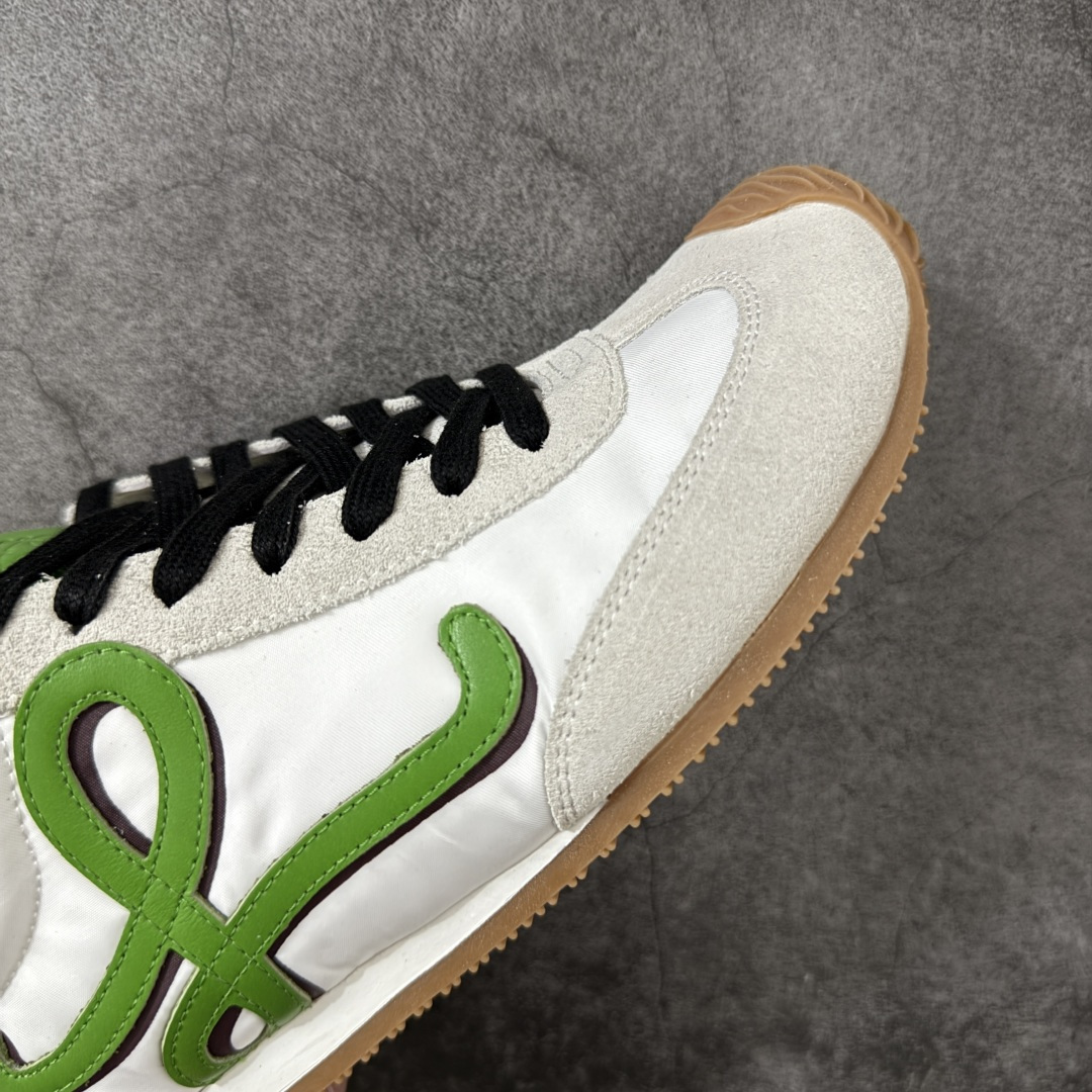 图片[6]-【海淘代购版】罗意威LOEWE 2025 | Ballet Runner2.0 新款芭蕾舞鞋 目前市场最优品质 细节完美 裁边清洁度超高 无毛边 代购专供品质 原版私模大底 版型和材质均1比1完美复刻 内里全包头层小羊皮 作为LOEWE的标志性设计 超柔软，轻便且灵活的鞋底，新的波浪纹理橡胶外底，延伸至鞋头，升级的柔软皮革内衬和鞋床，提供最大舒适感，后跟有3D注塑橡胶徽标，真皮和皮料混搭彰显复古风格 内增高拼色德训鞋 阿甘鞋 小白鞋 拼色拼接鞋面 非常高级隐藏式小内增高 脚后跟设计新颖 柔软舒适 会被评为年度最舒适的暴走鞋 如履平地 原版细节 鞋面由进口麂皮 牛皮 原版布拼接 牛皮垫脚 原版定制磨具组合大底 原盒包装 ms内娱明星杨幂等众多同款上脚 小红书 一系列素材图 极具爆款。 尺码 35-45-选品中心