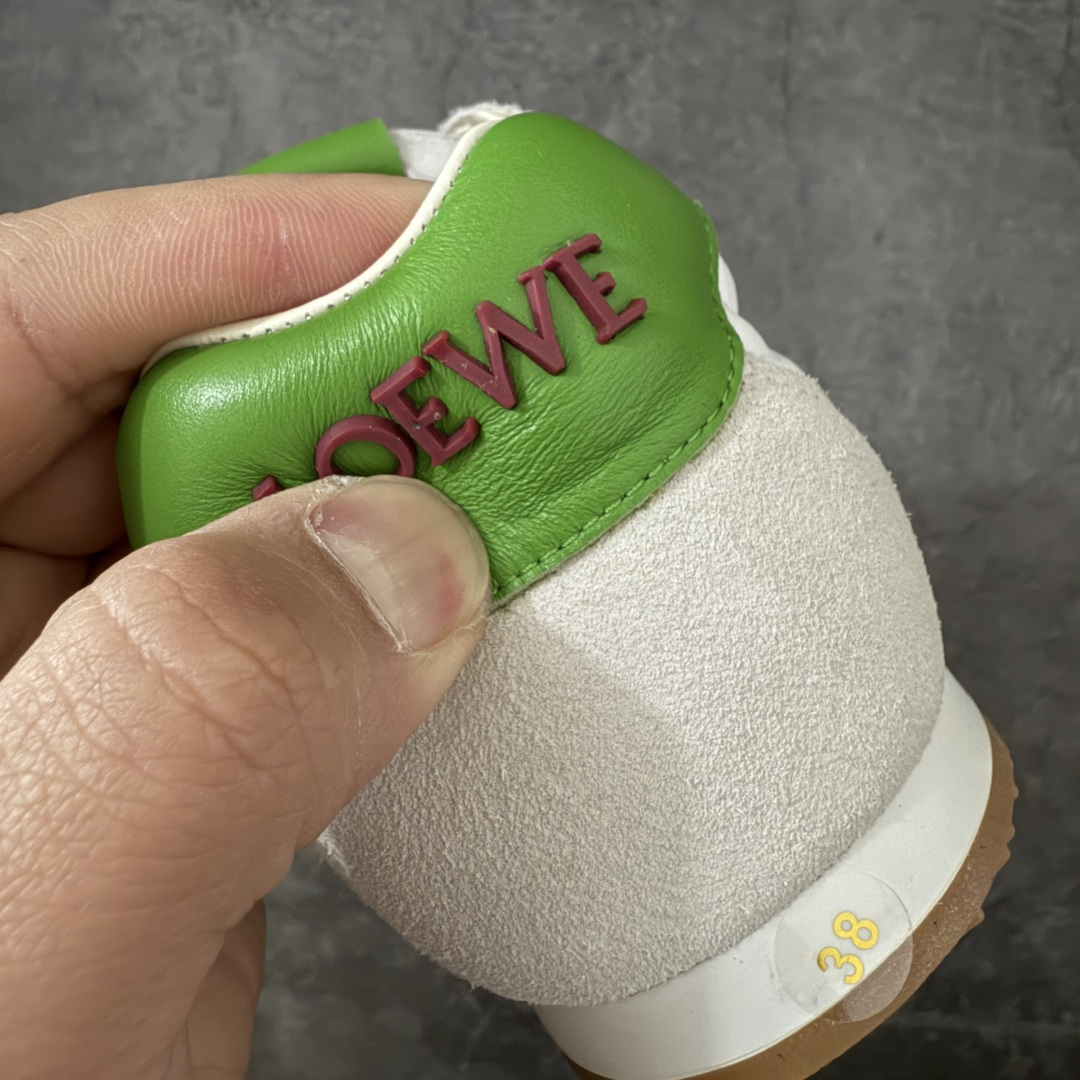 图片[2]-【海淘代购版】罗意威LOEWE 2025 | Ballet Runner2.0 新款芭蕾舞鞋 目前市场最优品质 细节完美 裁边清洁度超高 无毛边 代购专供品质 原版私模大底 版型和材质均1比1完美复刻 内里全包头层小羊皮 作为LOEWE的标志性设计 超柔软，轻便且灵活的鞋底，新的波浪纹理橡胶外底，延伸至鞋头，升级的柔软皮革内衬和鞋床，提供最大舒适感，后跟有3D注塑橡胶徽标，真皮和皮料混搭彰显复古风格 内增高拼色德训鞋 阿甘鞋 小白鞋 拼色拼接鞋面 非常高级隐藏式小内增高 脚后跟设计新颖 柔软舒适 会被评为年度最舒适的暴走鞋 如履平地 原版细节 鞋面由进口麂皮 牛皮 原版布拼接 牛皮垫脚 原版定制磨具组合大底 原盒包装 ms内娱明星杨幂等众多同款上脚 小红书 一系列素材图 极具爆款。 尺码 35-45-选品中心
