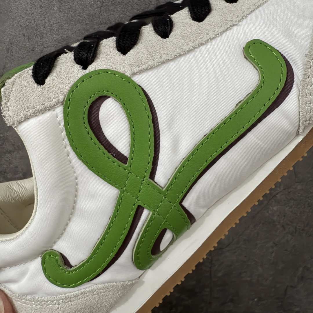 图片[3]-【海淘代购版】罗意威LOEWE 2025 | Ballet Runner2.0 新款芭蕾舞鞋 目前市场最优品质 细节完美 裁边清洁度超高 无毛边 代购专供品质 原版私模大底 版型和材质均1比1完美复刻 内里全包头层小羊皮 作为LOEWE的标志性设计 超柔软，轻便且灵活的鞋底，新的波浪纹理橡胶外底，延伸至鞋头，升级的柔软皮革内衬和鞋床，提供最大舒适感，后跟有3D注塑橡胶徽标，真皮和皮料混搭彰显复古风格 内增高拼色德训鞋 阿甘鞋 小白鞋 拼色拼接鞋面 非常高级隐藏式小内增高 脚后跟设计新颖 柔软舒适 会被评为年度最舒适的暴走鞋 如履平地 原版细节 鞋面由进口麂皮 牛皮 原版布拼接 牛皮垫脚 原版定制磨具组合大底 原盒包装 ms内娱明星杨幂等众多同款上脚 小红书 一系列素材图 极具爆款。 尺码 35-45-选品中心