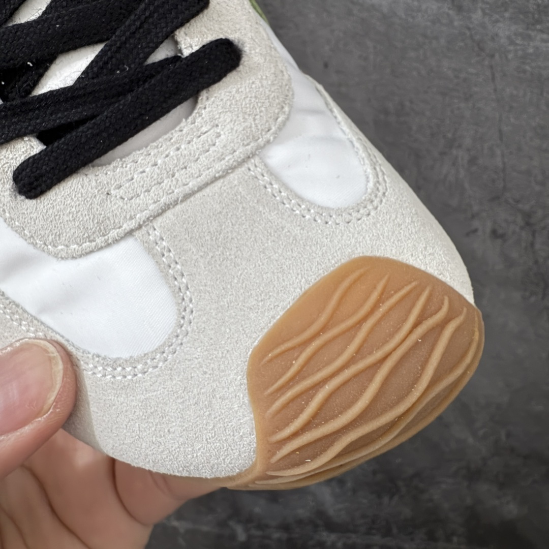 图片[4]-【海淘代购版】罗意威LOEWE 2025 | Ballet Runner2.0 新款芭蕾舞鞋 目前市场最优品质 细节完美 裁边清洁度超高 无毛边 代购专供品质 原版私模大底 版型和材质均1比1完美复刻 内里全包头层小羊皮 作为LOEWE的标志性设计 超柔软，轻便且灵活的鞋底，新的波浪纹理橡胶外底，延伸至鞋头，升级的柔软皮革内衬和鞋床，提供最大舒适感，后跟有3D注塑橡胶徽标，真皮和皮料混搭彰显复古风格 内增高拼色德训鞋 阿甘鞋 小白鞋 拼色拼接鞋面 非常高级隐藏式小内增高 脚后跟设计新颖 柔软舒适 会被评为年度最舒适的暴走鞋 如履平地 原版细节 鞋面由进口麂皮 牛皮 原版布拼接 牛皮垫脚 原版定制磨具组合大底 原盒包装 ms内娱明星杨幂等众多同款上脚 小红书 一系列素材图 极具爆款。 尺码 35-45-选品中心