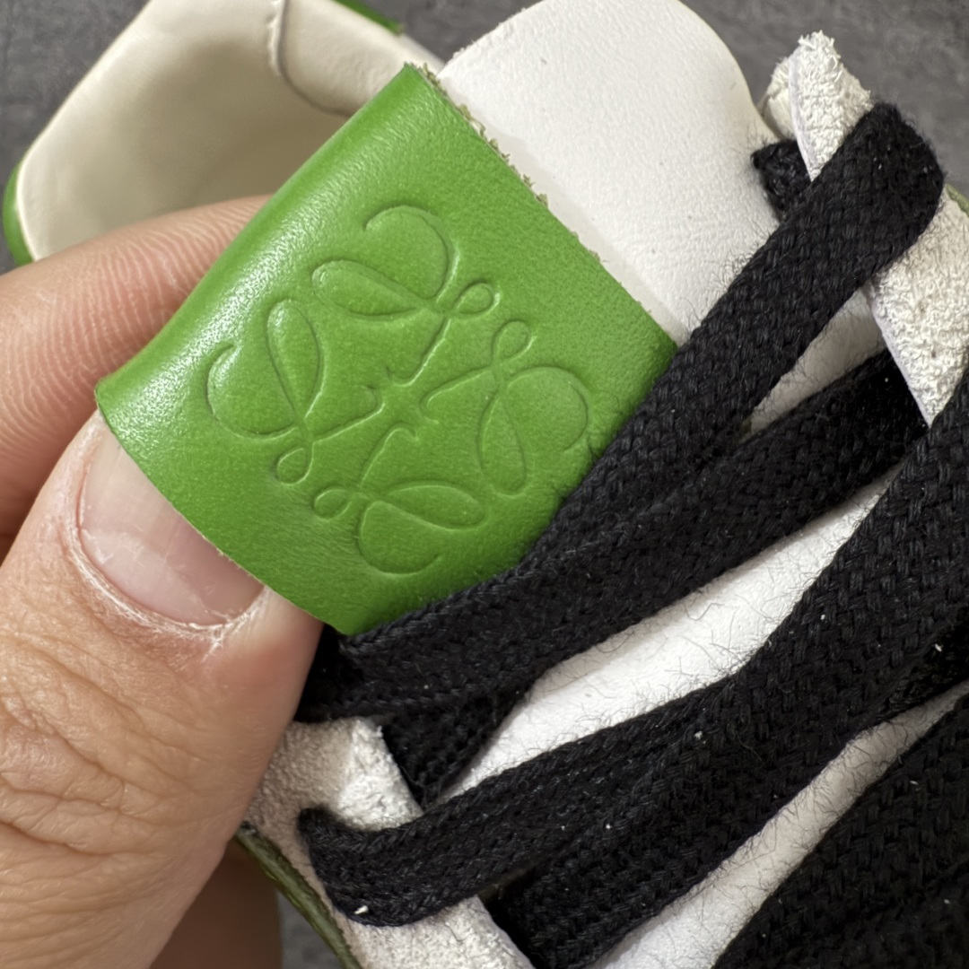 图片[5]-【海淘代购版】罗意威LOEWE 2025 | Ballet Runner2.0 新款芭蕾舞鞋 目前市场最优品质 细节完美 裁边清洁度超高 无毛边 代购专供品质 原版私模大底 版型和材质均1比1完美复刻 内里全包头层小羊皮 作为LOEWE的标志性设计 超柔软，轻便且灵活的鞋底，新的波浪纹理橡胶外底，延伸至鞋头，升级的柔软皮革内衬和鞋床，提供最大舒适感，后跟有3D注塑橡胶徽标，真皮和皮料混搭彰显复古风格 内增高拼色德训鞋 阿甘鞋 小白鞋 拼色拼接鞋面 非常高级隐藏式小内增高 脚后跟设计新颖 柔软舒适 会被评为年度最舒适的暴走鞋 如履平地 原版细节 鞋面由进口麂皮 牛皮 原版布拼接 牛皮垫脚 原版定制磨具组合大底 原盒包装 ms内娱明星杨幂等众多同款上脚 小红书 一系列素材图 极具爆款。 尺码 35-45-选品中心