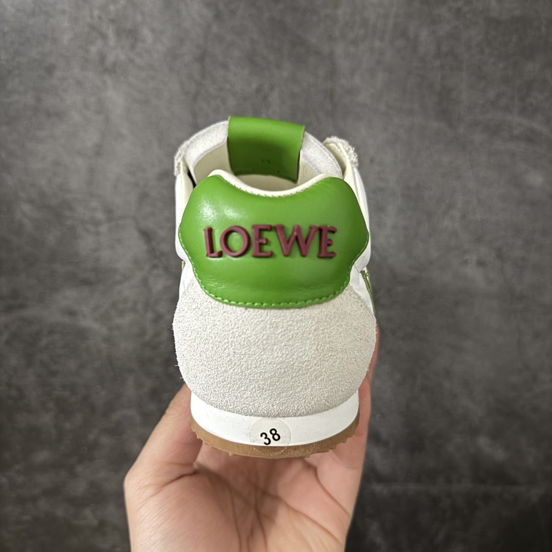 图片[4]-【海淘代购版】罗意威LOEWE 2025 | Ballet Runner2.0 新款芭蕾舞鞋 目前市场最优品质 细节完美 裁边清洁度超高 无毛边 代购专供品质 原版私模大底 版型和材质均1比1完美复刻 内里全包头层小羊皮 作为LOEWE的标志性设计 超柔软，轻便且灵活的鞋底，新的波浪纹理橡胶外底，延伸至鞋头，升级的柔软皮革内衬和鞋床，提供最大舒适感，后跟有3D注塑橡胶徽标，真皮和皮料混搭彰显复古风格 内增高拼色德训鞋 阿甘鞋 小白鞋 拼色拼接鞋面 非常高级隐藏式小内增高 脚后跟设计新颖 柔软舒适 会被评为年度最舒适的暴走鞋 如履平地 原版细节 鞋面由进口麂皮 牛皮 原版布拼接 牛皮垫脚 原版定制磨具组合大底 原盒包装 ms内娱明星杨幂等众多同款上脚 小红书 一系列素材图 极具爆款。 尺码 35-45-选品中心