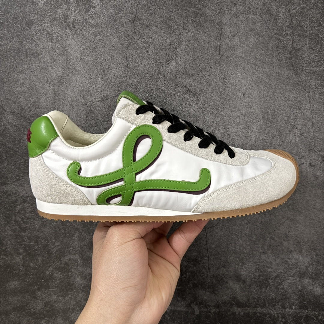 【海淘代购版】罗意威LOEWE 2025 | Ballet Runner2.0 新款芭蕾舞鞋 目前市场最优品质 细节完美 裁边清洁度超高 无毛边 代购专供品质 原版私模大底 版型和材质均1比1完美复刻 内里全包头层小羊皮 作为LOEWE的标志性设计 超柔软，轻便且灵活的鞋底，新的波浪纹理橡胶外底，延伸至鞋头，升级的柔软皮革内衬和鞋床，提供最大舒适感，后跟有3D注塑橡胶徽标，真皮和皮料混搭彰显复古风格 内增高拼色德训鞋 阿甘鞋 小白鞋 拼色拼接鞋面 非常高级隐藏式小内增高 脚后跟设计新颖 柔软舒适 会被评为年度最舒适的暴走鞋 如履平地 原版细节 鞋面由进口麂皮 牛皮 原版布拼接 牛皮垫脚 原版定制磨具组合大底 原盒包装 ms内娱明星杨幂等众多同款上脚 小红书 一系列素材图 极具爆款。 尺码 35-45-选品中心