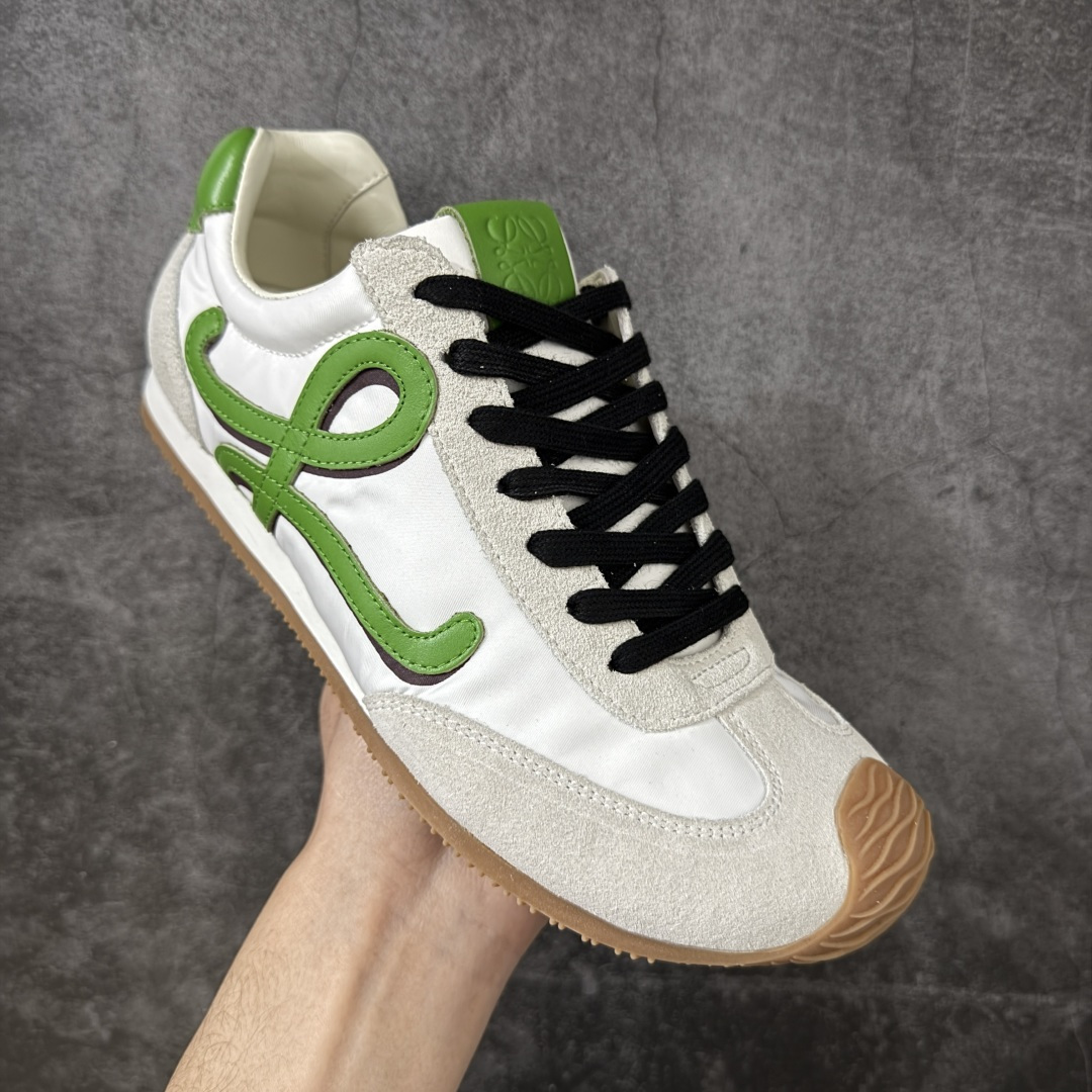 图片[3]-【海淘代购版】罗意威LOEWE 2025 | Ballet Runner2.0 新款芭蕾舞鞋 目前市场最优品质 细节完美 裁边清洁度超高 无毛边 代购专供品质 原版私模大底 版型和材质均1比1完美复刻 内里全包头层小羊皮 作为LOEWE的标志性设计 超柔软，轻便且灵活的鞋底，新的波浪纹理橡胶外底，延伸至鞋头，升级的柔软皮革内衬和鞋床，提供最大舒适感，后跟有3D注塑橡胶徽标，真皮和皮料混搭彰显复古风格 内增高拼色德训鞋 阿甘鞋 小白鞋 拼色拼接鞋面 非常高级隐藏式小内增高 脚后跟设计新颖 柔软舒适 会被评为年度最舒适的暴走鞋 如履平地 原版细节 鞋面由进口麂皮 牛皮 原版布拼接 牛皮垫脚 原版定制磨具组合大底 原盒包装 ms内娱明星杨幂等众多同款上脚 小红书 一系列素材图 极具爆款。 尺码 35-45-选品中心