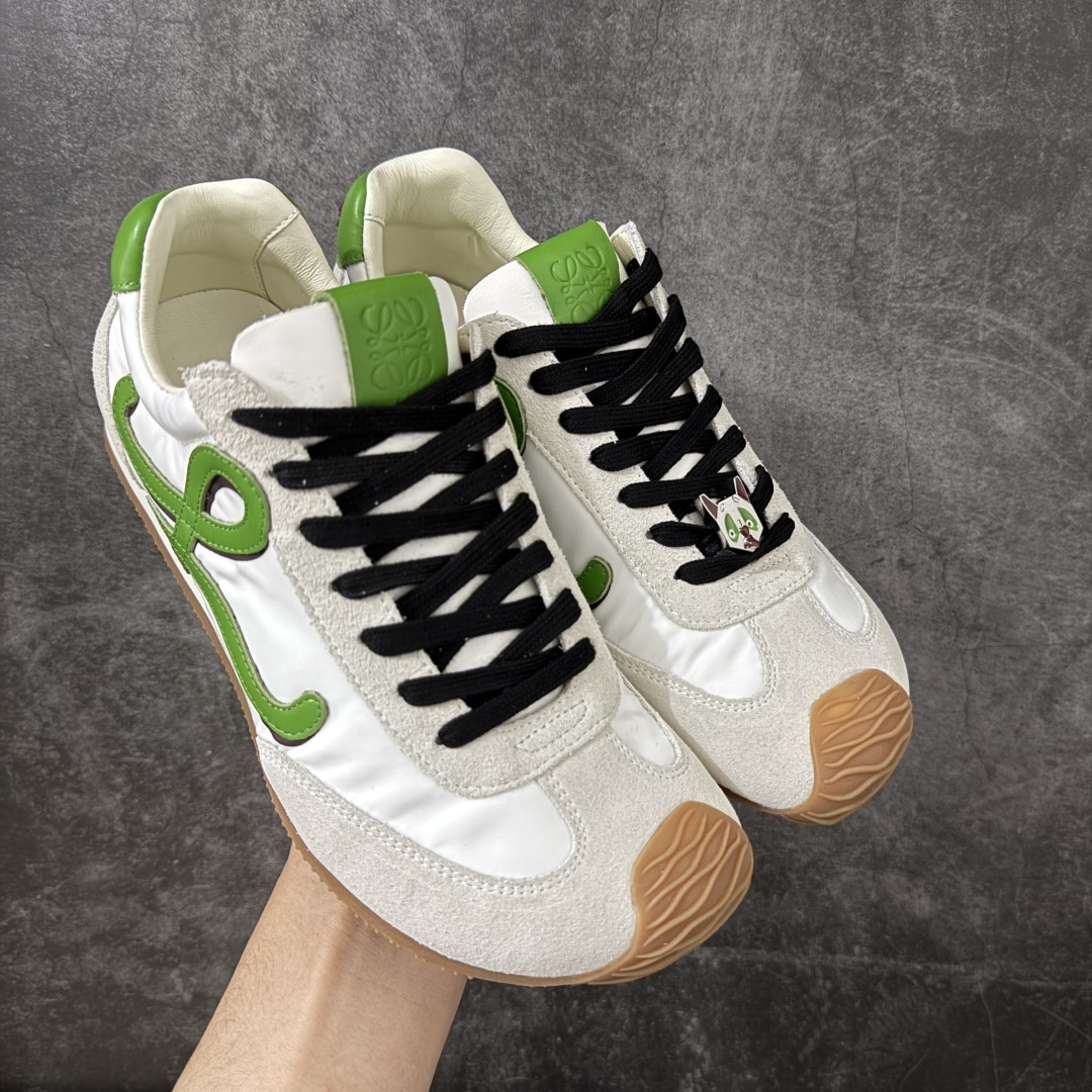 【海淘代购版】罗意威LOEWE 2025 | Ballet Runner2.0 新款芭蕾舞鞋 目前市场最优品质 细节完美 裁边清洁度超高 无毛边 代购专供品质 原版私模大底 版型和材质均1比1完美复刻 内里全包头层小羊皮 作为LOEWE的标志性设计 超柔软，轻便且灵活的鞋底，新的波浪纹理橡胶外底，延伸至鞋头，升级的柔软皮革内衬和鞋床，提供最大舒适感，后跟有3D注塑橡胶徽标，真皮和皮料混搭彰显复古风格 内增高拼色德训鞋 阿甘鞋 小白鞋 拼色拼接鞋面 非常高级隐藏式小内增高 脚后跟设计新颖 柔软舒适 会被评为年度最舒适的暴走鞋 如履平地 原版细节 鞋面由进口麂皮 牛皮 原版布拼接 牛皮垫脚 原版定制磨具组合大底 原盒包装 ms内娱明星杨幂等众多同款上脚 小红书 一系列素材图 极具爆款。 尺码 35-45-选品中心