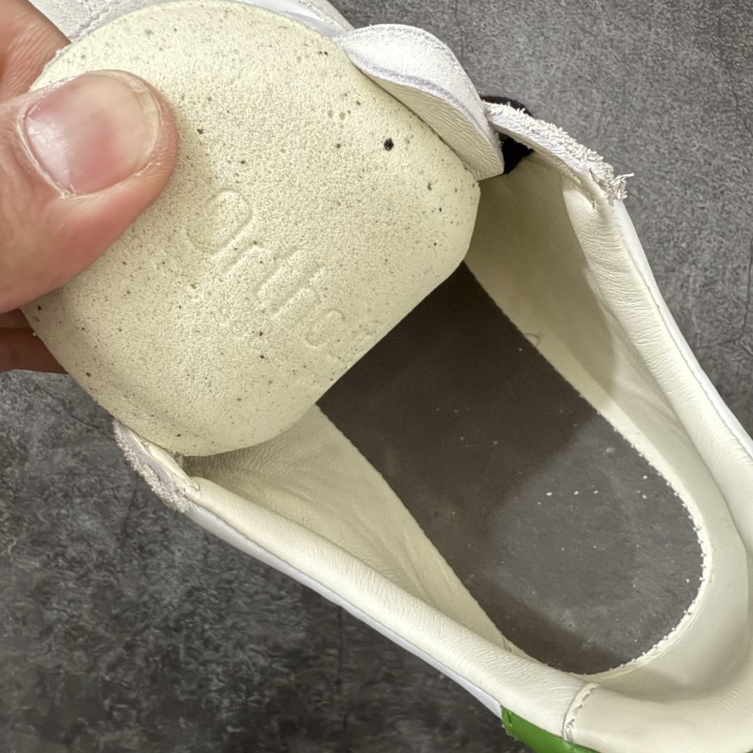 图片[8]-【海淘代购版】罗意威LOEWE 2025 | Ballet Runner2.0 新款芭蕾舞鞋 目前市场最优品质 细节完美 裁边清洁度超高 无毛边 代购专供品质 原版私模大底 版型和材质均1比1完美复刻 内里全包头层小羊皮 作为LOEWE的标志性设计 超柔软，轻便且灵活的鞋底，新的波浪纹理橡胶外底，延伸至鞋头，升级的柔软皮革内衬和鞋床，提供最大舒适感，后跟有3D注塑橡胶徽标，真皮和皮料混搭彰显复古风格 内增高拼色德训鞋 阿甘鞋 小白鞋 拼色拼接鞋面 非常高级隐藏式小内增高 脚后跟设计新颖 柔软舒适 会被评为年度最舒适的暴走鞋 如履平地 原版细节 鞋面由进口麂皮 牛皮 原版布拼接 牛皮垫脚 原版定制磨具组合大底 原盒包装 ms内娱明星杨幂等众多同款上脚 小红书 一系列素材图 极具爆款。 尺码 35-45-选品中心