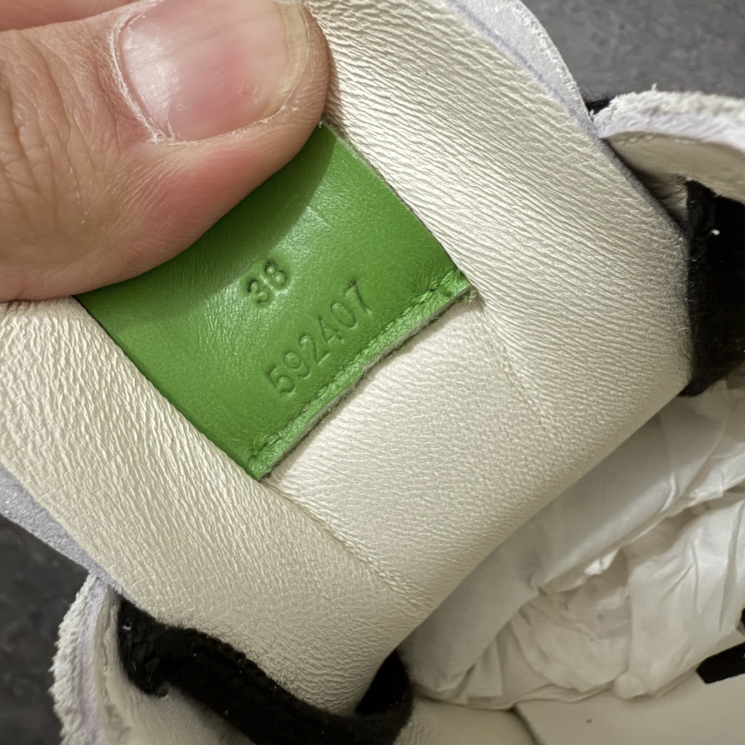 图片[6]-【海淘代购版】罗意威LOEWE 2025 | Ballet Runner2.0 新款芭蕾舞鞋 目前市场最优品质 细节完美 裁边清洁度超高 无毛边 代购专供品质 原版私模大底 版型和材质均1比1完美复刻 内里全包头层小羊皮 作为LOEWE的标志性设计 超柔软，轻便且灵活的鞋底，新的波浪纹理橡胶外底，延伸至鞋头，升级的柔软皮革内衬和鞋床，提供最大舒适感，后跟有3D注塑橡胶徽标，真皮和皮料混搭彰显复古风格 内增高拼色德训鞋 阿甘鞋 小白鞋 拼色拼接鞋面 非常高级隐藏式小内增高 脚后跟设计新颖 柔软舒适 会被评为年度最舒适的暴走鞋 如履平地 原版细节 鞋面由进口麂皮 牛皮 原版布拼接 牛皮垫脚 原版定制磨具组合大底 原盒包装 ms内娱明星杨幂等众多同款上脚 小红书 一系列素材图 极具爆款。 尺码 35-45-选品中心