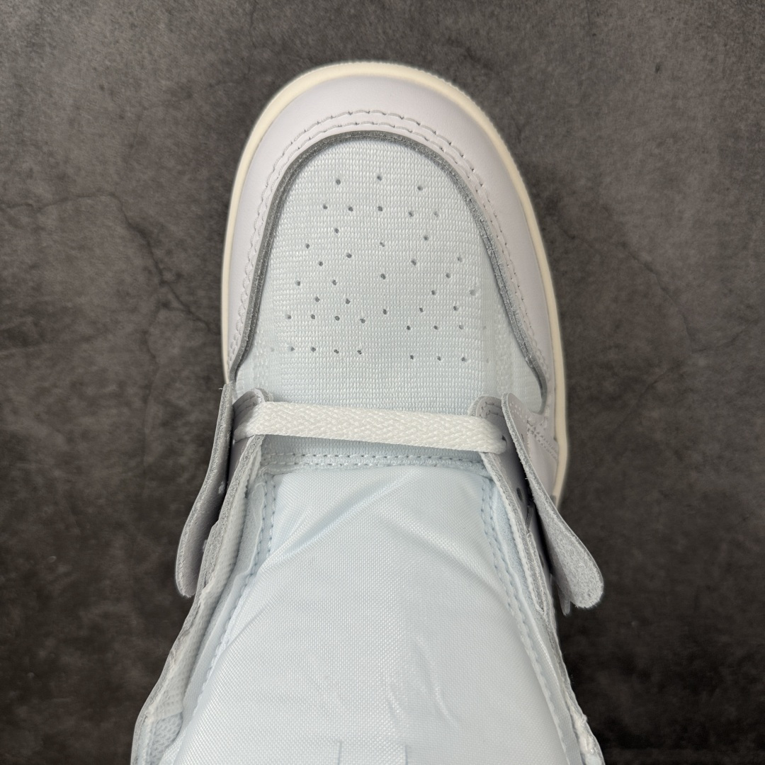 图片[5]-【OG纯原】AJ1 OW联名款 纯白 全白 欧洲限定Off White x Air Jordan 货号：AA3834-100 尺码：40-48.5 专业老厂出品 市场第一梯队品质 鞋面网纱、后跟港宝等材料 均采购来自原厂 针车孔深度 间距 极致还原乱真 所有模具原鞋拆解开发 此前历经多次曝光的Off-Whitex AirJordan1\”阿拉斯加\”已正式更名为 Virgil Abloh Archive x Air Jordan 1 High OG\”Alaska\”。这款鞋沿用2018年「欧限」版本的设计元素，同时采用侧边镂空式全新包装，搭配透明内盒与印有「现代主义并非新生事物」字样的阿布洛主题手册，呼应维吉尔的核心设计理念 尺码：40-48.5-选品中心