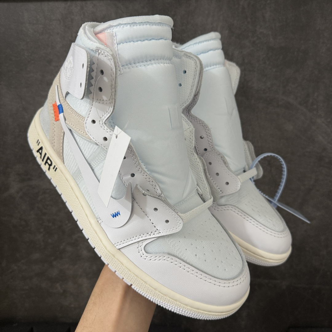 【OG纯原】AJ1 OW联名款 纯白 全白 欧洲限定Off White x Air Jordan 货号：AA3834-100 尺码：40-48.5 专业老厂出品 市场第一梯队品质 鞋面网纱、后跟港宝等材料 均采购来自原厂 针车孔深度 间距 极致还原乱真 所有模具原鞋拆解开发 此前历经多次曝光的Off-Whitex AirJordan1\