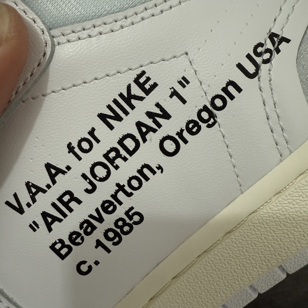 图片[12]-【OG纯原】AJ1 OW联名款 纯白 全白 欧洲限定Off White x Air Jordan 货号：AA3834-100 尺码：40-48.5 专业老厂出品 市场第一梯队品质 鞋面网纱、后跟港宝等材料 均采购来自原厂 针车孔深度 间距 极致还原乱真 所有模具原鞋拆解开发 此前历经多次曝光的Off-Whitex AirJordan1\”阿拉斯加\”已正式更名为 Virgil Abloh Archive x Air Jordan 1 High OG\”Alaska\”。这款鞋沿用2018年「欧限」版本的设计元素，同时采用侧边镂空式全新包装，搭配透明内盒与印有「现代主义并非新生事物」字样的阿布洛主题手册，呼应维吉尔的核心设计理念 尺码：40-48.5-选品中心