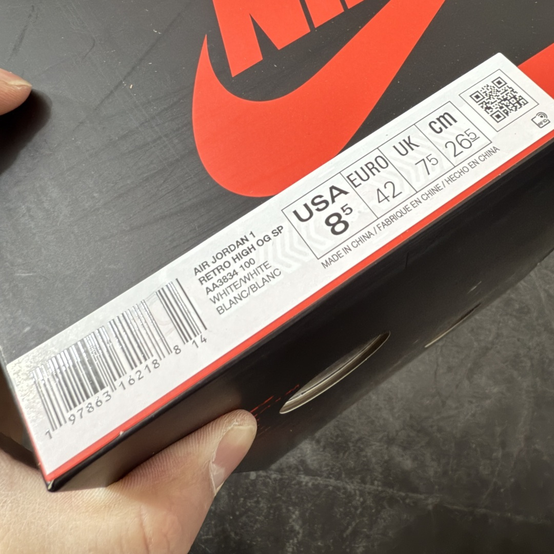 图片[15]-【OG纯原】AJ1 OW联名款 纯白 全白 欧洲限定Off White x Air Jordan 货号：AA3834-100 尺码：40-48.5 专业老厂出品 市场第一梯队品质 鞋面网纱、后跟港宝等材料 均采购来自原厂 针车孔深度 间距 极致还原乱真 所有模具原鞋拆解开发 此前历经多次曝光的Off-Whitex AirJordan1\”阿拉斯加\”已正式更名为 Virgil Abloh Archive x Air Jordan 1 High OG\”Alaska\”。这款鞋沿用2018年「欧限」版本的设计元素，同时采用侧边镂空式全新包装，搭配透明内盒与印有「现代主义并非新生事物」字样的阿布洛主题手册，呼应维吉尔的核心设计理念 尺码：40-48.5-选品中心
