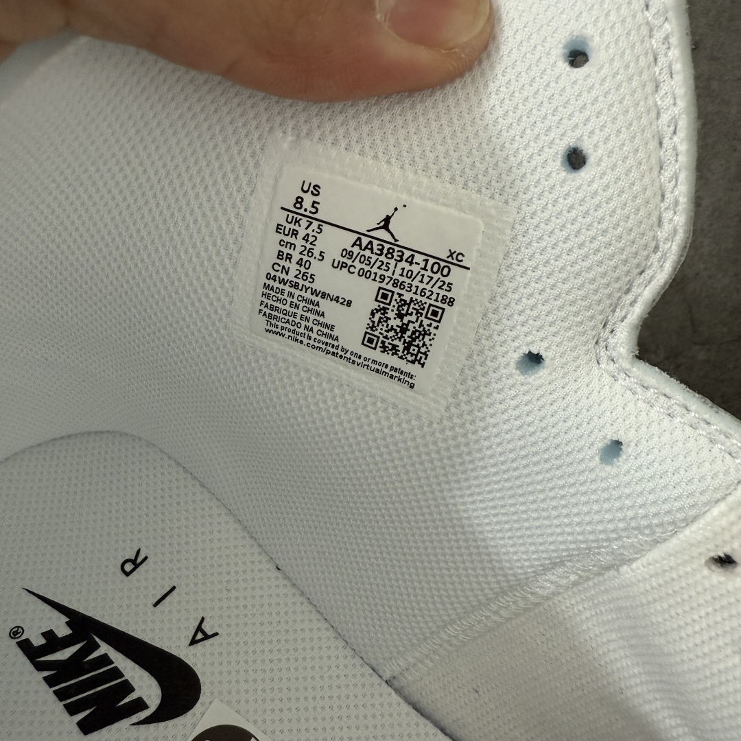 图片[8]-【OG纯原】AJ1 OW联名款 纯白 全白 欧洲限定Off White x Air Jordan 货号：AA3834-100 尺码：40-48.5 专业老厂出品 市场第一梯队品质 鞋面网纱、后跟港宝等材料 均采购来自原厂 针车孔深度 间距 极致还原乱真 所有模具原鞋拆解开发 此前历经多次曝光的Off-Whitex AirJordan1\”阿拉斯加\”已正式更名为 Virgil Abloh Archive x Air Jordan 1 High OG\”Alaska\”。这款鞋沿用2018年「欧限」版本的设计元素，同时采用侧边镂空式全新包装，搭配透明内盒与印有「现代主义并非新生事物」字样的阿布洛主题手册，呼应维吉尔的核心设计理念 尺码：40-48.5-选品中心