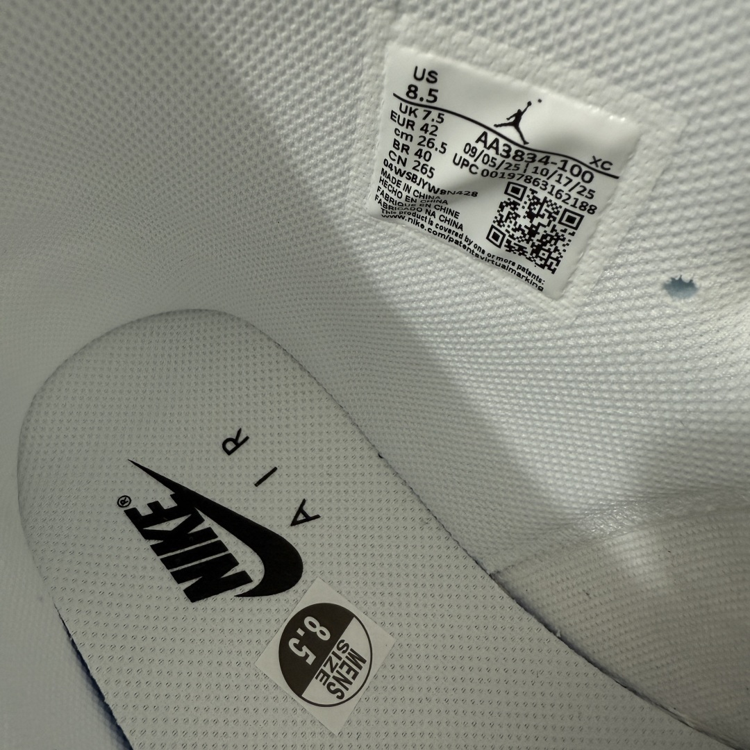 图片[10]-【OG纯原】AJ1 OW联名款 纯白 全白 欧洲限定Off White x Air Jordan 货号：AA3834-100 尺码：40-48.5 专业老厂出品 市场第一梯队品质 鞋面网纱、后跟港宝等材料 均采购来自原厂 针车孔深度 间距 极致还原乱真 所有模具原鞋拆解开发 此前历经多次曝光的Off-Whitex AirJordan1\”阿拉斯加\”已正式更名为 Virgil Abloh Archive x Air Jordan 1 High OG\”Alaska\”。这款鞋沿用2018年「欧限」版本的设计元素，同时采用侧边镂空式全新包装，搭配透明内盒与印有「现代主义并非新生事物」字样的阿布洛主题手册，呼应维吉尔的核心设计理念 尺码：40-48.5-选品中心