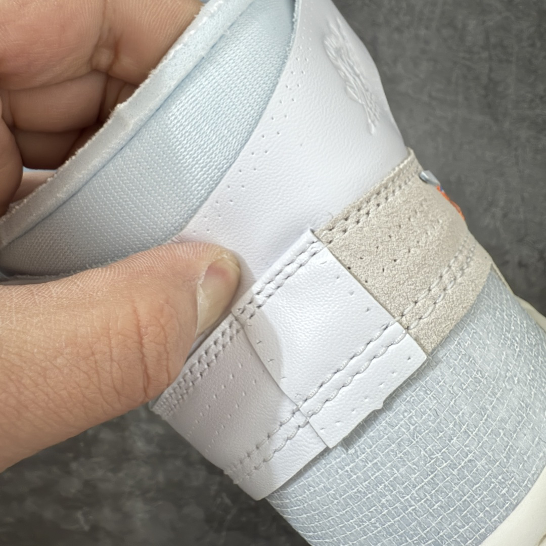图片[2]-【OG纯原】AJ1 OW联名款 纯白 全白 欧洲限定Off White x Air Jordan 货号：AA3834-100 尺码：40-48.5 专业老厂出品 市场第一梯队品质 鞋面网纱、后跟港宝等材料 均采购来自原厂 针车孔深度 间距 极致还原乱真 所有模具原鞋拆解开发 此前历经多次曝光的Off-Whitex AirJordan1\”阿拉斯加\”已正式更名为 Virgil Abloh Archive x Air Jordan 1 High OG\”Alaska\”。这款鞋沿用2018年「欧限」版本的设计元素，同时采用侧边镂空式全新包装，搭配透明内盒与印有「现代主义并非新生事物」字样的阿布洛主题手册，呼应维吉尔的核心设计理念 尺码：40-48.5-选品中心