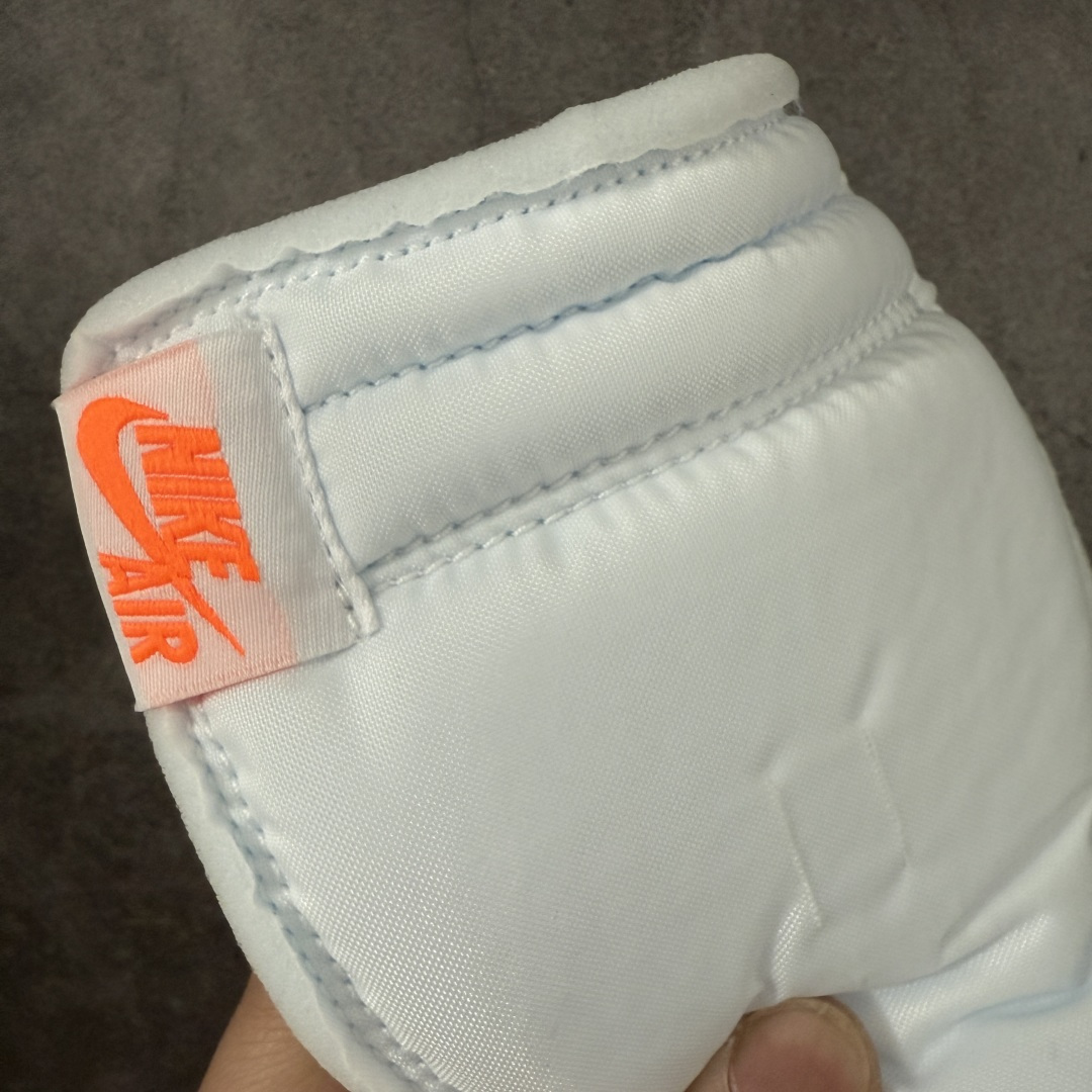 图片[6]-【OG纯原】AJ1 OW联名款 纯白 全白 欧洲限定Off White x Air Jordan 货号：AA3834-100 尺码：40-48.5 专业老厂出品 市场第一梯队品质 鞋面网纱、后跟港宝等材料 均采购来自原厂 针车孔深度 间距 极致还原乱真 所有模具原鞋拆解开发 此前历经多次曝光的Off-Whitex AirJordan1\”阿拉斯加\”已正式更名为 Virgil Abloh Archive x Air Jordan 1 High OG\”Alaska\”。这款鞋沿用2018年「欧限」版本的设计元素，同时采用侧边镂空式全新包装，搭配透明内盒与印有「现代主义并非新生事物」字样的阿布洛主题手册，呼应维吉尔的核心设计理念 尺码：40-48.5-选品中心