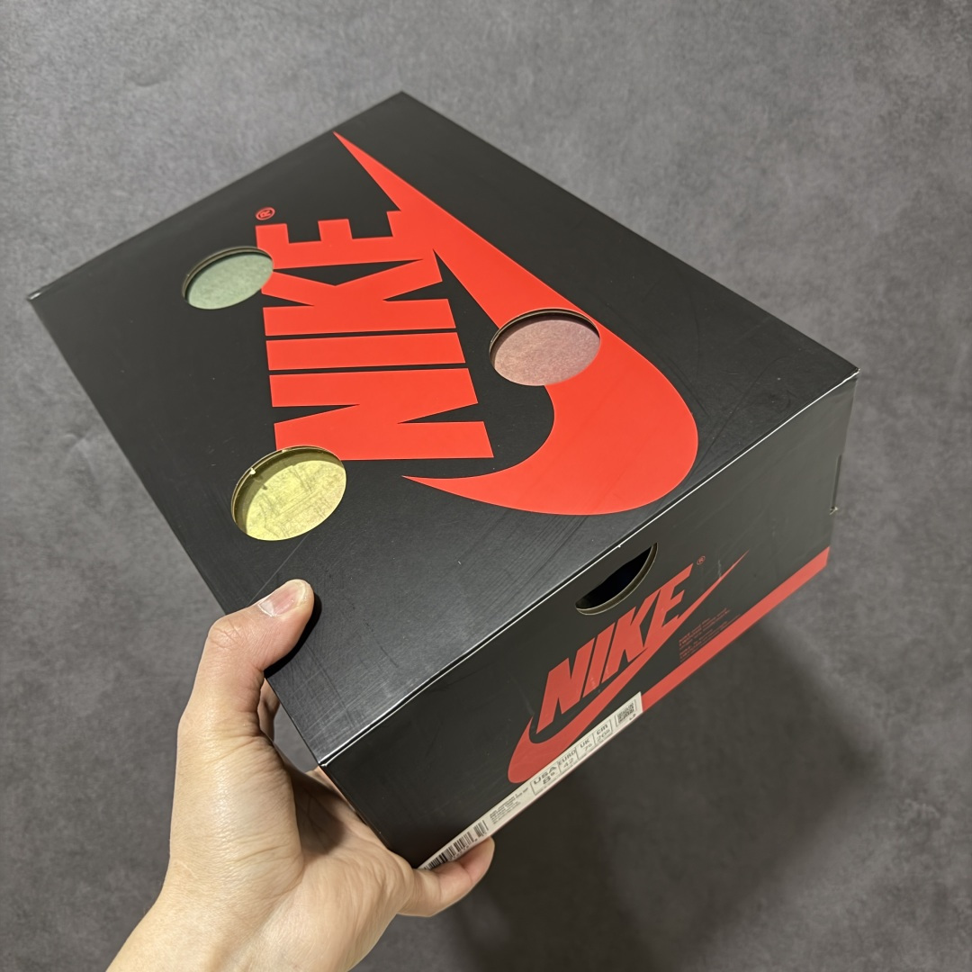 图片[14]-【OG纯原】AJ1 OW联名款 纯白 全白 欧洲限定Off White x Air Jordan 货号：AA3834-100 尺码：40-48.5 专业老厂出品 市场第一梯队品质 鞋面网纱、后跟港宝等材料 均采购来自原厂 针车孔深度 间距 极致还原乱真 所有模具原鞋拆解开发 此前历经多次曝光的Off-Whitex AirJordan1\”阿拉斯加\”已正式更名为 Virgil Abloh Archive x Air Jordan 1 High OG\”Alaska\”。这款鞋沿用2018年「欧限」版本的设计元素，同时采用侧边镂空式全新包装，搭配透明内盒与印有「现代主义并非新生事物」字样的阿布洛主题手册，呼应维吉尔的核心设计理念 尺码：40-48.5-选品中心