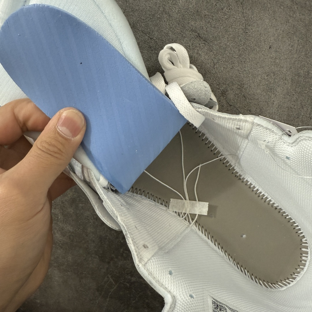 图片[11]-【OG纯原】AJ1 OW联名款 纯白 全白 欧洲限定Off White x Air Jordan 货号：AA3834-100 尺码：40-48.5 专业老厂出品 市场第一梯队品质 鞋面网纱、后跟港宝等材料 均采购来自原厂 针车孔深度 间距 极致还原乱真 所有模具原鞋拆解开发 此前历经多次曝光的Off-Whitex AirJordan1\”阿拉斯加\”已正式更名为 Virgil Abloh Archive x Air Jordan 1 High OG\”Alaska\”。这款鞋沿用2018年「欧限」版本的设计元素，同时采用侧边镂空式全新包装，搭配透明内盒与印有「现代主义并非新生事物」字样的阿布洛主题手册，呼应维吉尔的核心设计理念 尺码：40-48.5-选品中心