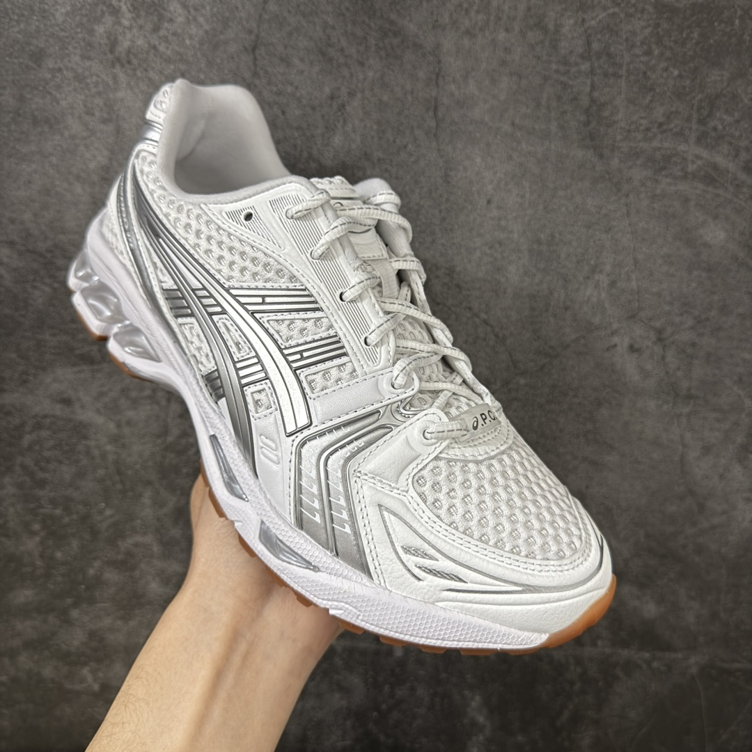 图片[3]-【总裁版】 APC x ASICS Gel-Kayano 14 潮流时尚 舒适百搭防滑耐磨 低帮跑步鞋 男女同款 白色 市场天花板品质 鞋型细节秒杀市场流通版本 知名大厂出品 原版开发 细节完美把控 独家私模五层组合大底 原厂定制缓震硅胶加持 原盒原配 官方四联吊牌 一比一同步原鞋工艺和用料 后跟一样采用了GEL缓震胶 整体系列设计非常的科技感！ 锻炼跑步的同时让你一样时尚百搭！ 设计师 Hidenori Yamashita 以「Flash」一词为灵感，创造出未来感金属色鞋面，改造升级内在性能，由内而外全面革新，为 GEL-KAYANO 家族传承及经典跑鞋文化的延续，创下里程碑式作品。ASICS GEL – KAYANO 14 跑鞋重新诠释了复古的跑步形状，并以其 2000 年代后期的美学理念重新铺装，银色与蓝色的鞋面极为高档.网面铺陈与鞋面、鞋头多处细节位增添了透气性。ASICS GEL – KAYANO 14的鞋后跟部中底上以及多密度耐磨鞋底增加了 GEL 缓震胶，提供高抗冲击性、缓冲性、可保护脚部免受地面冲击的影响，穿着舒适性十足「入手同款」 尺码：36 37 37.5 38 39 39.5 40.5 41.5 42 42.5 43.5 44 45 46-选品中心