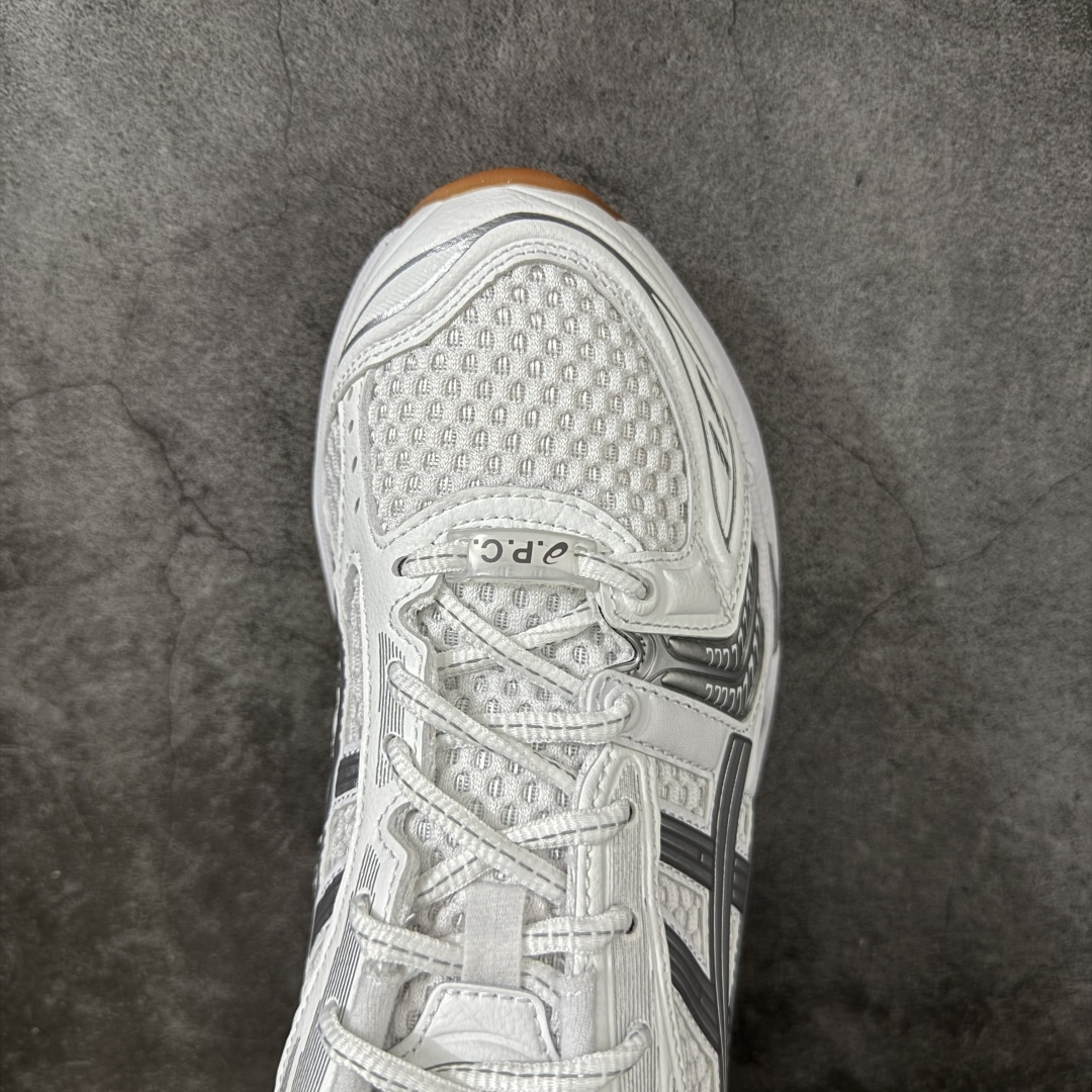 图片[5]-【总裁版】 APC x ASICS Gel-Kayano 14 潮流时尚 舒适百搭防滑耐磨 低帮跑步鞋 男女同款 白色 市场天花板品质 鞋型细节秒杀市场流通版本 知名大厂出品 原版开发 细节完美把控 独家私模五层组合大底 原厂定制缓震硅胶加持 原盒原配 官方四联吊牌 一比一同步原鞋工艺和用料 后跟一样采用了GEL缓震胶 整体系列设计非常的科技感！ 锻炼跑步的同时让你一样时尚百搭！ 设计师 Hidenori Yamashita 以「Flash」一词为灵感，创造出未来感金属色鞋面，改造升级内在性能，由内而外全面革新，为 GEL-KAYANO 家族传承及经典跑鞋文化的延续，创下里程碑式作品。ASICS GEL – KAYANO 14 跑鞋重新诠释了复古的跑步形状，并以其 2000 年代后期的美学理念重新铺装，银色与蓝色的鞋面极为高档.网面铺陈与鞋面、鞋头多处细节位增添了透气性。ASICS GEL – KAYANO 14的鞋后跟部中底上以及多密度耐磨鞋底增加了 GEL 缓震胶，提供高抗冲击性、缓冲性、可保护脚部免受地面冲击的影响，穿着舒适性十足「入手同款」 尺码：36 37 37.5 38 39 39.5 40.5 41.5 42 42.5 43.5 44 45 46-选品中心