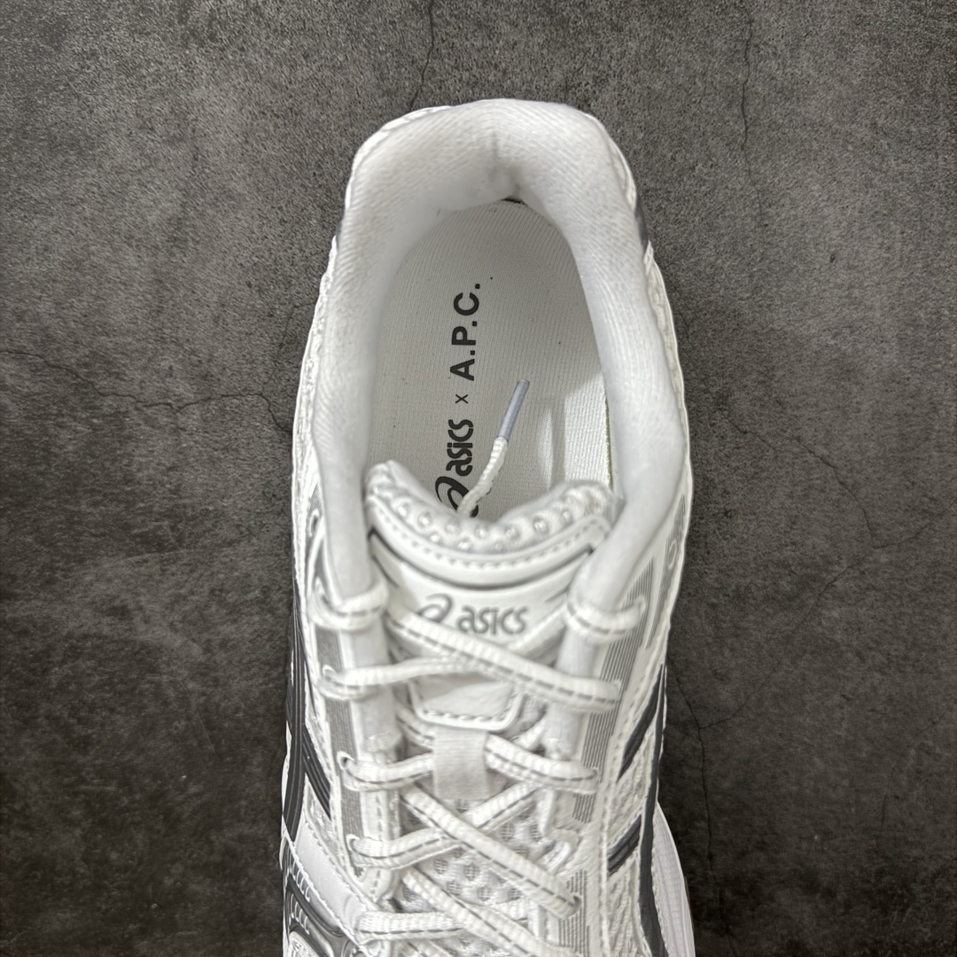 图片[8]-【总裁版】 APC x ASICS Gel-Kayano 14 潮流时尚 舒适百搭防滑耐磨 低帮跑步鞋 男女同款 白色 市场天花板品质 鞋型细节秒杀市场流通版本 知名大厂出品 原版开发 细节完美把控 独家私模五层组合大底 原厂定制缓震硅胶加持 原盒原配 官方四联吊牌 一比一同步原鞋工艺和用料 后跟一样采用了GEL缓震胶 整体系列设计非常的科技感！ 锻炼跑步的同时让你一样时尚百搭！ 设计师 Hidenori Yamashita 以「Flash」一词为灵感，创造出未来感金属色鞋面，改造升级内在性能，由内而外全面革新，为 GEL-KAYANO 家族传承及经典跑鞋文化的延续，创下里程碑式作品。ASICS GEL – KAYANO 14 跑鞋重新诠释了复古的跑步形状，并以其 2000 年代后期的美学理念重新铺装，银色与蓝色的鞋面极为高档.网面铺陈与鞋面、鞋头多处细节位增添了透气性。ASICS GEL – KAYANO 14的鞋后跟部中底上以及多密度耐磨鞋底增加了 GEL 缓震胶，提供高抗冲击性、缓冲性、可保护脚部免受地面冲击的影响，穿着舒适性十足「入手同款」 尺码：36 37 37.5 38 39 39.5 40.5 41.5 42 42.5 43.5 44 45 46-选品中心