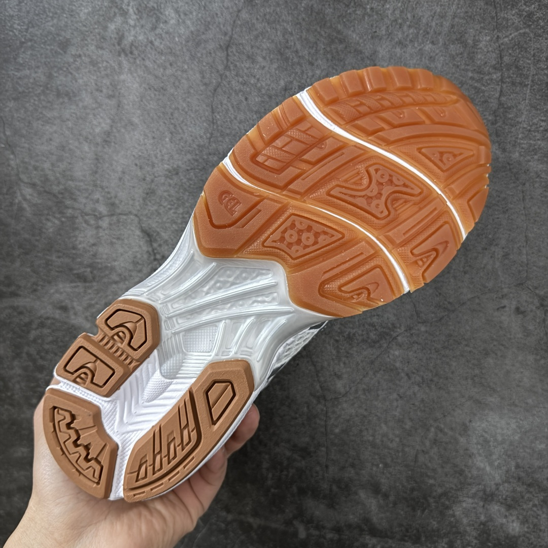 图片[9]-【总裁版】 APC x ASICS Gel-Kayano 14 潮流时尚 舒适百搭防滑耐磨 低帮跑步鞋 男女同款 白色 市场天花板品质 鞋型细节秒杀市场流通版本 知名大厂出品 原版开发 细节完美把控 独家私模五层组合大底 原厂定制缓震硅胶加持 原盒原配 官方四联吊牌 一比一同步原鞋工艺和用料 后跟一样采用了GEL缓震胶 整体系列设计非常的科技感！ 锻炼跑步的同时让你一样时尚百搭！ 设计师 Hidenori Yamashita 以「Flash」一词为灵感，创造出未来感金属色鞋面，改造升级内在性能，由内而外全面革新，为 GEL-KAYANO 家族传承及经典跑鞋文化的延续，创下里程碑式作品。ASICS GEL – KAYANO 14 跑鞋重新诠释了复古的跑步形状，并以其 2000 年代后期的美学理念重新铺装，银色与蓝色的鞋面极为高档.网面铺陈与鞋面、鞋头多处细节位增添了透气性。ASICS GEL – KAYANO 14的鞋后跟部中底上以及多密度耐磨鞋底增加了 GEL 缓震胶，提供高抗冲击性、缓冲性、可保护脚部免受地面冲击的影响，穿着舒适性十足「入手同款」 尺码：36 37 37.5 38 39 39.5 40.5 41.5 42 42.5 43.5 44 45 46-选品中心