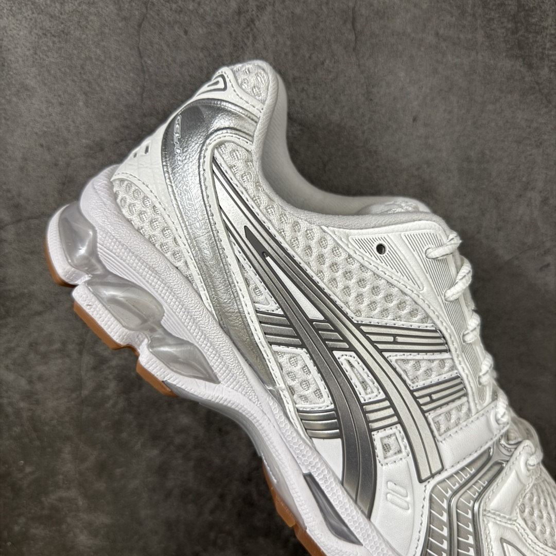 图片[7]-【总裁版】 APC x ASICS Gel-Kayano 14 潮流时尚 舒适百搭防滑耐磨 低帮跑步鞋 男女同款 白色 市场天花板品质 鞋型细节秒杀市场流通版本 知名大厂出品 原版开发 细节完美把控 独家私模五层组合大底 原厂定制缓震硅胶加持 原盒原配 官方四联吊牌 一比一同步原鞋工艺和用料 后跟一样采用了GEL缓震胶 整体系列设计非常的科技感！ 锻炼跑步的同时让你一样时尚百搭！ 设计师 Hidenori Yamashita 以「Flash」一词为灵感，创造出未来感金属色鞋面，改造升级内在性能，由内而外全面革新，为 GEL-KAYANO 家族传承及经典跑鞋文化的延续，创下里程碑式作品。ASICS GEL – KAYANO 14 跑鞋重新诠释了复古的跑步形状，并以其 2000 年代后期的美学理念重新铺装，银色与蓝色的鞋面极为高档.网面铺陈与鞋面、鞋头多处细节位增添了透气性。ASICS GEL – KAYANO 14的鞋后跟部中底上以及多密度耐磨鞋底增加了 GEL 缓震胶，提供高抗冲击性、缓冲性、可保护脚部免受地面冲击的影响，穿着舒适性十足「入手同款」 尺码：36 37 37.5 38 39 39.5 40.5 41.5 42 42.5 43.5 44 45 46-选品中心