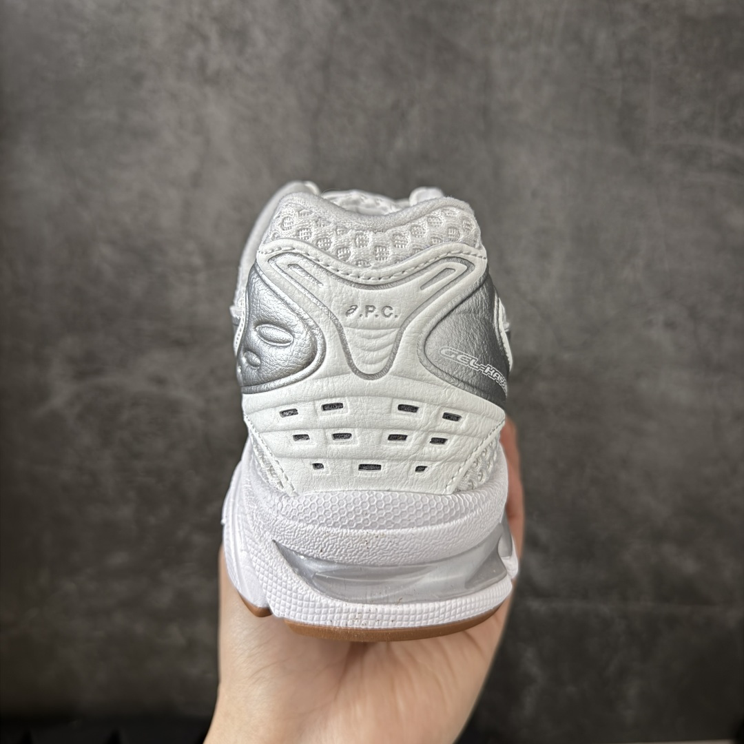 图片[4]-【总裁版】 APC x ASICS Gel-Kayano 14 潮流时尚 舒适百搭防滑耐磨 低帮跑步鞋 男女同款 白色 市场天花板品质 鞋型细节秒杀市场流通版本 知名大厂出品 原版开发 细节完美把控 独家私模五层组合大底 原厂定制缓震硅胶加持 原盒原配 官方四联吊牌 一比一同步原鞋工艺和用料 后跟一样采用了GEL缓震胶 整体系列设计非常的科技感！ 锻炼跑步的同时让你一样时尚百搭！ 设计师 Hidenori Yamashita 以「Flash」一词为灵感，创造出未来感金属色鞋面，改造升级内在性能，由内而外全面革新，为 GEL-KAYANO 家族传承及经典跑鞋文化的延续，创下里程碑式作品。ASICS GEL – KAYANO 14 跑鞋重新诠释了复古的跑步形状，并以其 2000 年代后期的美学理念重新铺装，银色与蓝色的鞋面极为高档.网面铺陈与鞋面、鞋头多处细节位增添了透气性。ASICS GEL – KAYANO 14的鞋后跟部中底上以及多密度耐磨鞋底增加了 GEL 缓震胶，提供高抗冲击性、缓冲性、可保护脚部免受地面冲击的影响，穿着舒适性十足「入手同款」 尺码：36 37 37.5 38 39 39.5 40.5 41.5 42 42.5 43.5 44 45 46-选品中心