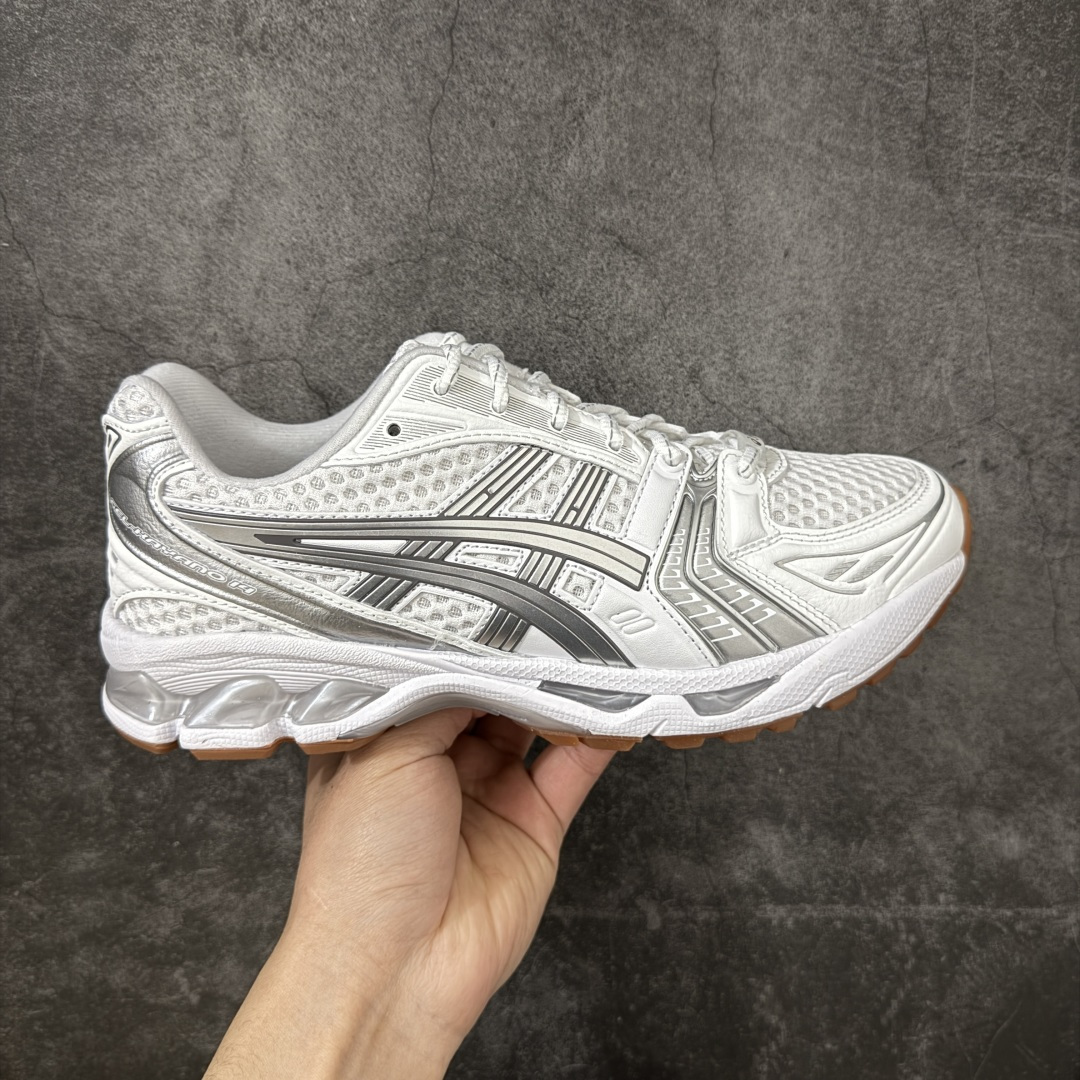 【总裁版】 APC x ASICS Gel-Kayano 14 潮流时尚 舒适百搭防滑耐磨 低帮跑步鞋 男女同款 白色 市场天花板品质 鞋型细节秒杀市场流通版本 知名大厂出品 原版开发 细节完美把控 独家私模五层组合大底 原厂定制缓震硅胶加持 原盒原配 官方四联吊牌 一比一同步原鞋工艺和用料 后跟一样采用了GEL缓震胶 整体系列设计非常的科技感！ 锻炼跑步的同时让你一样时尚百搭！ 设计师 Hidenori Yamashita 以「Flash」一词为灵感，创造出未来感金属色鞋面，改造升级内在性能，由内而外全面革新，为 GEL-KAYANO 家族传承及经典跑鞋文化的延续，创下里程碑式作品。ASICS GEL - KAYANO 14 跑鞋重新诠释了复古的跑步形状，并以其 2000 年代后期的美学理念重新铺装，银色与蓝色的鞋面极为高档.网面铺陈与鞋面、鞋头多处细节位增添了透气性。ASICS GEL - KAYANO 14的鞋后跟部中底上以及多密度耐磨鞋底增加了 GEL 缓震胶，提供高抗冲击性、缓冲性、可保护脚部免受地面冲击的影响，穿着舒适性十足「入手同款」 尺码：36 37 37.5 38 39 39.5 40.5 41.5 42 42.5 43.5 44 45 46-选品中心
