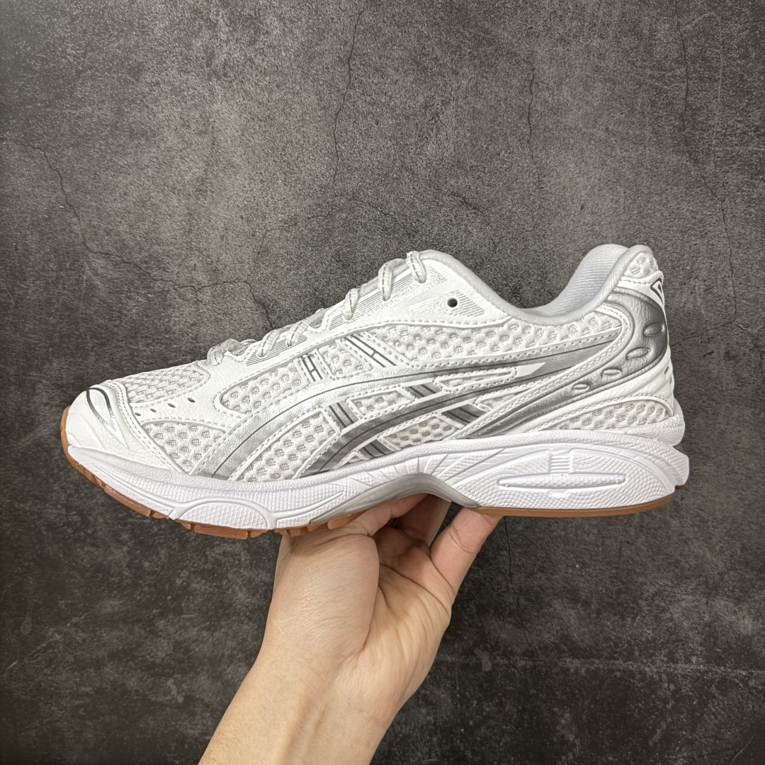 图片[2]-【总裁版】 APC x ASICS Gel-Kayano 14 潮流时尚 舒适百搭防滑耐磨 低帮跑步鞋 男女同款 白色 市场天花板品质 鞋型细节秒杀市场流通版本 知名大厂出品 原版开发 细节完美把控 独家私模五层组合大底 原厂定制缓震硅胶加持 原盒原配 官方四联吊牌 一比一同步原鞋工艺和用料 后跟一样采用了GEL缓震胶 整体系列设计非常的科技感！ 锻炼跑步的同时让你一样时尚百搭！ 设计师 Hidenori Yamashita 以「Flash」一词为灵感，创造出未来感金属色鞋面，改造升级内在性能，由内而外全面革新，为 GEL-KAYANO 家族传承及经典跑鞋文化的延续，创下里程碑式作品。ASICS GEL – KAYANO 14 跑鞋重新诠释了复古的跑步形状，并以其 2000 年代后期的美学理念重新铺装，银色与蓝色的鞋面极为高档.网面铺陈与鞋面、鞋头多处细节位增添了透气性。ASICS GEL – KAYANO 14的鞋后跟部中底上以及多密度耐磨鞋底增加了 GEL 缓震胶，提供高抗冲击性、缓冲性、可保护脚部免受地面冲击的影响，穿着舒适性十足「入手同款」 尺码：36 37 37.5 38 39 39.5 40.5 41.5 42 42.5 43.5 44 45 46-选品中心