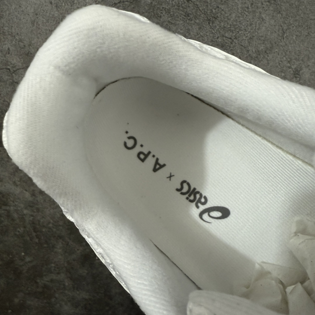 图片[8]-【总裁版】 APC x ASICS Gel-Kayano 14 潮流时尚 舒适百搭防滑耐磨 低帮跑步鞋 男女同款 白色 市场天花板品质 鞋型细节秒杀市场流通版本 知名大厂出品 原版开发 细节完美把控 独家私模五层组合大底 原厂定制缓震硅胶加持 原盒原配 官方四联吊牌 一比一同步原鞋工艺和用料 后跟一样采用了GEL缓震胶 整体系列设计非常的科技感！ 锻炼跑步的同时让你一样时尚百搭！ 设计师 Hidenori Yamashita 以「Flash」一词为灵感，创造出未来感金属色鞋面，改造升级内在性能，由内而外全面革新，为 GEL-KAYANO 家族传承及经典跑鞋文化的延续，创下里程碑式作品。ASICS GEL – KAYANO 14 跑鞋重新诠释了复古的跑步形状，并以其 2000 年代后期的美学理念重新铺装，银色与蓝色的鞋面极为高档.网面铺陈与鞋面、鞋头多处细节位增添了透气性。ASICS GEL – KAYANO 14的鞋后跟部中底上以及多密度耐磨鞋底增加了 GEL 缓震胶，提供高抗冲击性、缓冲性、可保护脚部免受地面冲击的影响，穿着舒适性十足「入手同款」 尺码：36 37 37.5 38 39 39.5 40.5 41.5 42 42.5 43.5 44 45 46-选品中心