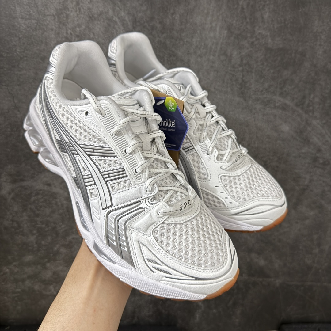 【总裁版】 APC x ASICS Gel-Kayano 14 潮流时尚 舒适百搭防滑耐磨 低帮跑步鞋 男女同款 白色 市场天花板品质 鞋型细节秒杀市场流通版本 知名大厂出品 原版开发 细节完美把控 独家私模五层组合大底 原厂定制缓震硅胶加持 原盒原配 官方四联吊牌 一比一同步原鞋工艺和用料 后跟一样采用了GEL缓震胶 整体系列设计非常的科技感！ 锻炼跑步的同时让你一样时尚百搭！ 设计师 Hidenori Yamashita 以「Flash」一词为灵感，创造出未来感金属色鞋面，改造升级内在性能，由内而外全面革新，为 GEL-KAYANO 家族传承及经典跑鞋文化的延续，创下里程碑式作品。ASICS GEL - KAYANO 14 跑鞋重新诠释了复古的跑步形状，并以其 2000 年代后期的美学理念重新铺装，银色与蓝色的鞋面极为高档.网面铺陈与鞋面、鞋头多处细节位增添了透气性。ASICS GEL - KAYANO 14的鞋后跟部中底上以及多密度耐磨鞋底增加了 GEL 缓震胶，提供高抗冲击性、缓冲性、可保护脚部免受地面冲击的影响，穿着舒适性十足「入手同款」 尺码：36 37 37.5 38 39 39.5 40.5 41.5 42 42.5 43.5 44 45 46-选品中心