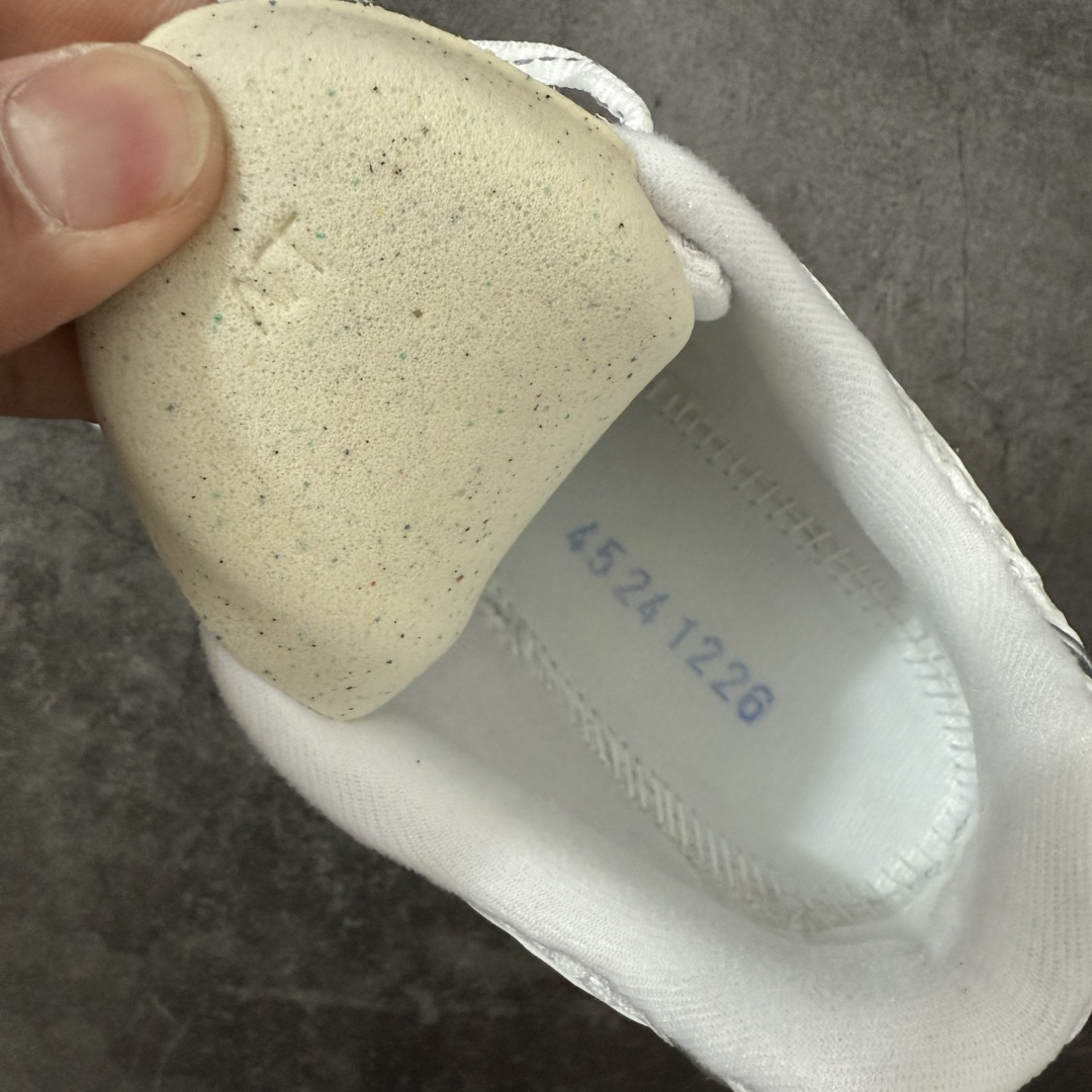 图片[9]-【总裁版】 APC x ASICS Gel-Kayano 14 潮流时尚 舒适百搭防滑耐磨 低帮跑步鞋 男女同款 白色 市场天花板品质 鞋型细节秒杀市场流通版本 知名大厂出品 原版开发 细节完美把控 独家私模五层组合大底 原厂定制缓震硅胶加持 原盒原配 官方四联吊牌 一比一同步原鞋工艺和用料 后跟一样采用了GEL缓震胶 整体系列设计非常的科技感！ 锻炼跑步的同时让你一样时尚百搭！ 设计师 Hidenori Yamashita 以「Flash」一词为灵感，创造出未来感金属色鞋面，改造升级内在性能，由内而外全面革新，为 GEL-KAYANO 家族传承及经典跑鞋文化的延续，创下里程碑式作品。ASICS GEL – KAYANO 14 跑鞋重新诠释了复古的跑步形状，并以其 2000 年代后期的美学理念重新铺装，银色与蓝色的鞋面极为高档.网面铺陈与鞋面、鞋头多处细节位增添了透气性。ASICS GEL – KAYANO 14的鞋后跟部中底上以及多密度耐磨鞋底增加了 GEL 缓震胶，提供高抗冲击性、缓冲性、可保护脚部免受地面冲击的影响，穿着舒适性十足「入手同款」 尺码：36 37 37.5 38 39 39.5 40.5 41.5 42 42.5 43.5 44 45 46-选品中心