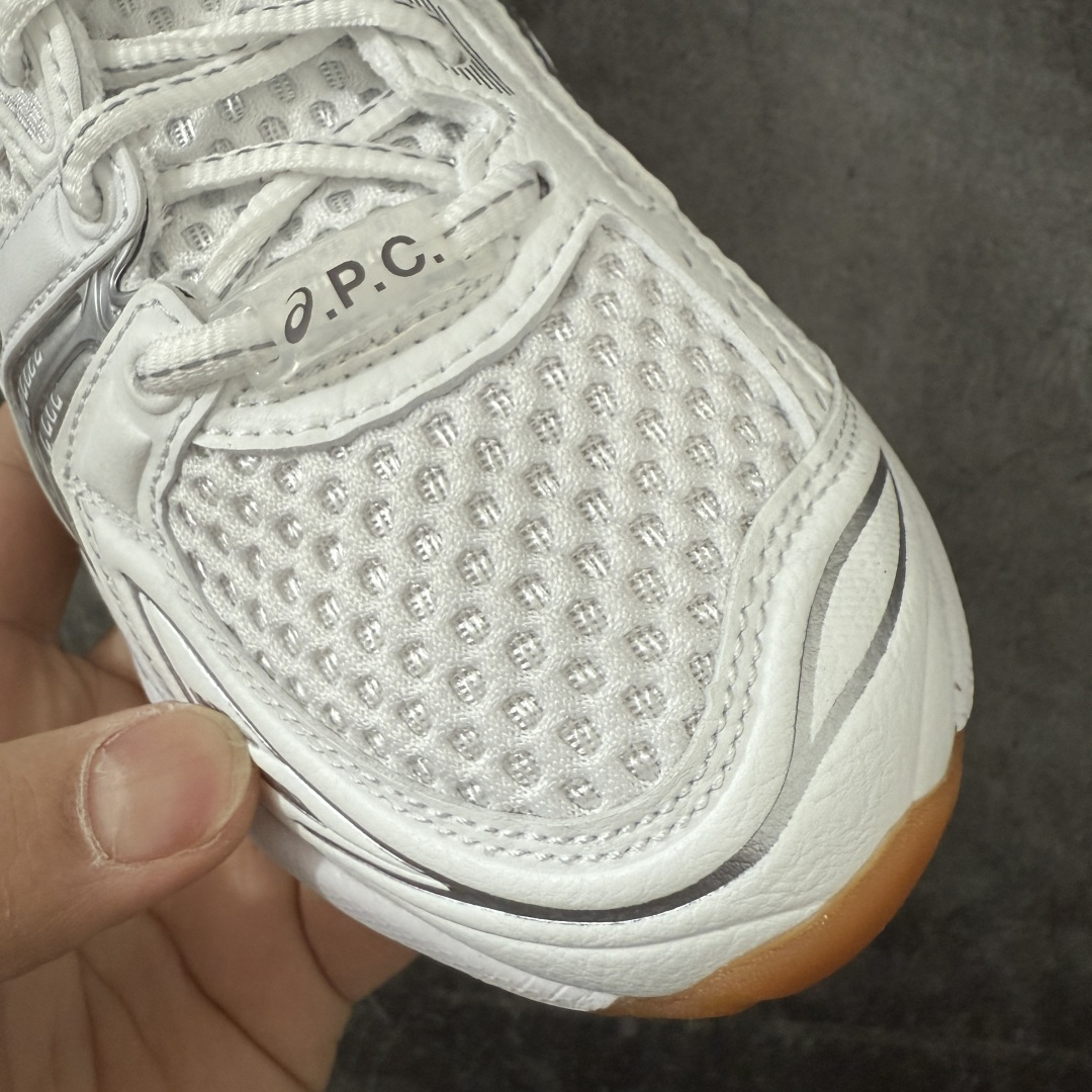 图片[5]-【总裁版】 APC x ASICS Gel-Kayano 14 潮流时尚 舒适百搭防滑耐磨 低帮跑步鞋 男女同款 白色 市场天花板品质 鞋型细节秒杀市场流通版本 知名大厂出品 原版开发 细节完美把控 独家私模五层组合大底 原厂定制缓震硅胶加持 原盒原配 官方四联吊牌 一比一同步原鞋工艺和用料 后跟一样采用了GEL缓震胶 整体系列设计非常的科技感！ 锻炼跑步的同时让你一样时尚百搭！ 设计师 Hidenori Yamashita 以「Flash」一词为灵感，创造出未来感金属色鞋面，改造升级内在性能，由内而外全面革新，为 GEL-KAYANO 家族传承及经典跑鞋文化的延续，创下里程碑式作品。ASICS GEL – KAYANO 14 跑鞋重新诠释了复古的跑步形状，并以其 2000 年代后期的美学理念重新铺装，银色与蓝色的鞋面极为高档.网面铺陈与鞋面、鞋头多处细节位增添了透气性。ASICS GEL – KAYANO 14的鞋后跟部中底上以及多密度耐磨鞋底增加了 GEL 缓震胶，提供高抗冲击性、缓冲性、可保护脚部免受地面冲击的影响，穿着舒适性十足「入手同款」 尺码：36 37 37.5 38 39 39.5 40.5 41.5 42 42.5 43.5 44 45 46-选品中心