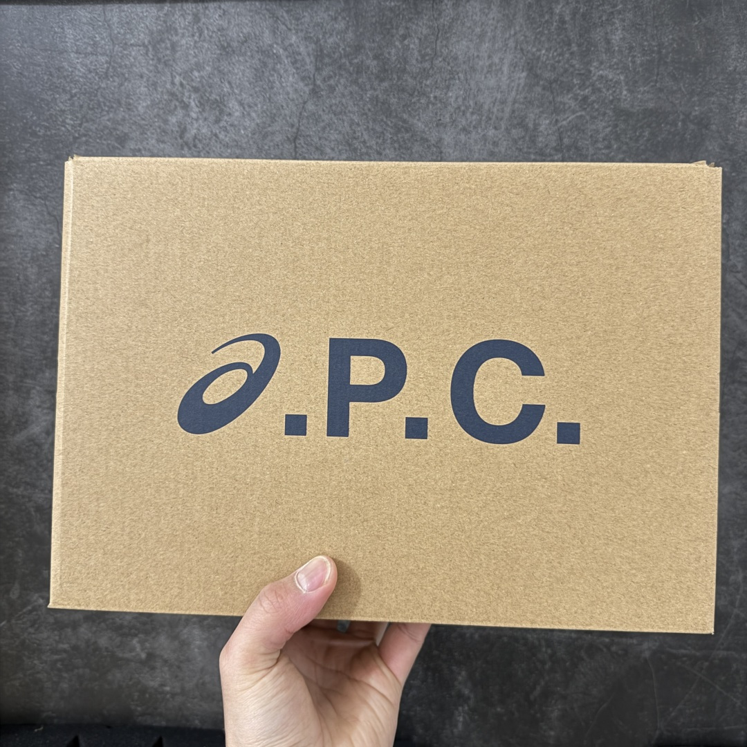 图片[10]-【总裁版】 APC x ASICS Gel-Kayano 14 潮流时尚 舒适百搭防滑耐磨 低帮跑步鞋 男女同款 白色 市场天花板品质 鞋型细节秒杀市场流通版本 知名大厂出品 原版开发 细节完美把控 独家私模五层组合大底 原厂定制缓震硅胶加持 原盒原配 官方四联吊牌 一比一同步原鞋工艺和用料 后跟一样采用了GEL缓震胶 整体系列设计非常的科技感！ 锻炼跑步的同时让你一样时尚百搭！ 设计师 Hidenori Yamashita 以「Flash」一词为灵感，创造出未来感金属色鞋面，改造升级内在性能，由内而外全面革新，为 GEL-KAYANO 家族传承及经典跑鞋文化的延续，创下里程碑式作品。ASICS GEL – KAYANO 14 跑鞋重新诠释了复古的跑步形状，并以其 2000 年代后期的美学理念重新铺装，银色与蓝色的鞋面极为高档.网面铺陈与鞋面、鞋头多处细节位增添了透气性。ASICS GEL – KAYANO 14的鞋后跟部中底上以及多密度耐磨鞋底增加了 GEL 缓震胶，提供高抗冲击性、缓冲性、可保护脚部免受地面冲击的影响，穿着舒适性十足「入手同款」 尺码：36 37 37.5 38 39 39.5 40.5 41.5 42 42.5 43.5 44 45 46-选品中心