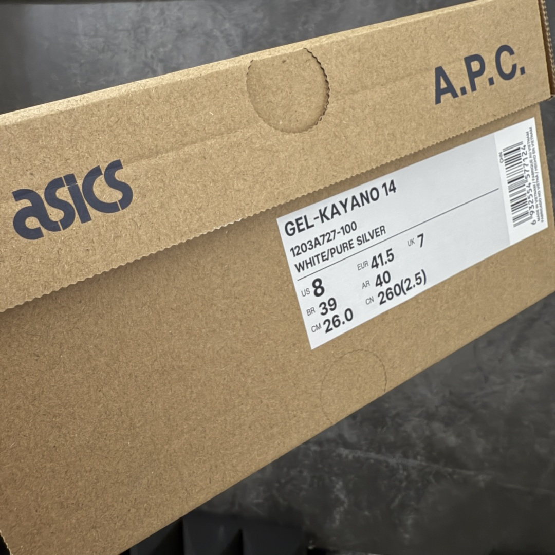 图片[11]-【总裁版】 APC x ASICS Gel-Kayano 14 潮流时尚 舒适百搭防滑耐磨 低帮跑步鞋 男女同款 白色 市场天花板品质 鞋型细节秒杀市场流通版本 知名大厂出品 原版开发 细节完美把控 独家私模五层组合大底 原厂定制缓震硅胶加持 原盒原配 官方四联吊牌 一比一同步原鞋工艺和用料 后跟一样采用了GEL缓震胶 整体系列设计非常的科技感！ 锻炼跑步的同时让你一样时尚百搭！ 设计师 Hidenori Yamashita 以「Flash」一词为灵感，创造出未来感金属色鞋面，改造升级内在性能，由内而外全面革新，为 GEL-KAYANO 家族传承及经典跑鞋文化的延续，创下里程碑式作品。ASICS GEL – KAYANO 14 跑鞋重新诠释了复古的跑步形状，并以其 2000 年代后期的美学理念重新铺装，银色与蓝色的鞋面极为高档.网面铺陈与鞋面、鞋头多处细节位增添了透气性。ASICS GEL – KAYANO 14的鞋后跟部中底上以及多密度耐磨鞋底增加了 GEL 缓震胶，提供高抗冲击性、缓冲性、可保护脚部免受地面冲击的影响，穿着舒适性十足「入手同款」 尺码：36 37 37.5 38 39 39.5 40.5 41.5 42 42.5 43.5 44 45 46-选品中心