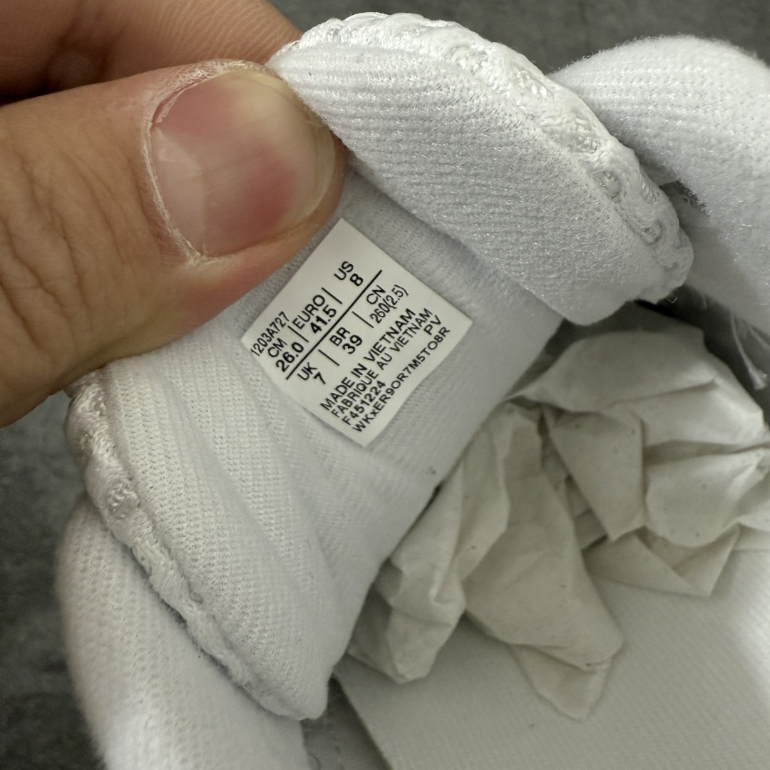 图片[7]-【总裁版】 APC x ASICS Gel-Kayano 14 潮流时尚 舒适百搭防滑耐磨 低帮跑步鞋 男女同款 白色 市场天花板品质 鞋型细节秒杀市场流通版本 知名大厂出品 原版开发 细节完美把控 独家私模五层组合大底 原厂定制缓震硅胶加持 原盒原配 官方四联吊牌 一比一同步原鞋工艺和用料 后跟一样采用了GEL缓震胶 整体系列设计非常的科技感！ 锻炼跑步的同时让你一样时尚百搭！ 设计师 Hidenori Yamashita 以「Flash」一词为灵感，创造出未来感金属色鞋面，改造升级内在性能，由内而外全面革新，为 GEL-KAYANO 家族传承及经典跑鞋文化的延续，创下里程碑式作品。ASICS GEL – KAYANO 14 跑鞋重新诠释了复古的跑步形状，并以其 2000 年代后期的美学理念重新铺装，银色与蓝色的鞋面极为高档.网面铺陈与鞋面、鞋头多处细节位增添了透气性。ASICS GEL – KAYANO 14的鞋后跟部中底上以及多密度耐磨鞋底增加了 GEL 缓震胶，提供高抗冲击性、缓冲性、可保护脚部免受地面冲击的影响，穿着舒适性十足「入手同款」 尺码：36 37 37.5 38 39 39.5 40.5 41.5 42 42.5 43.5 44 45 46-选品中心