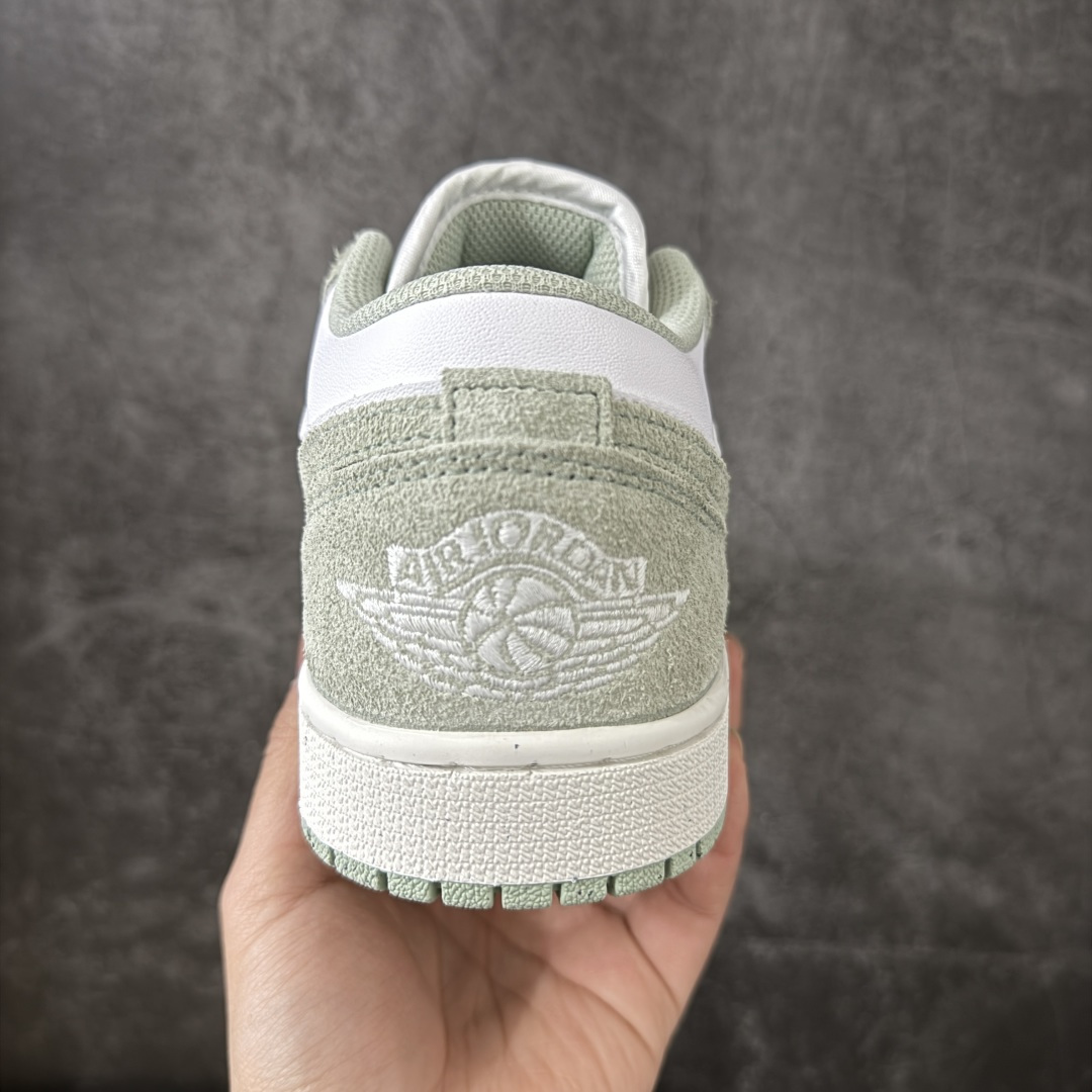 图片[4]-【H11纯原】Nike Air Jordan 1 Low OG AJ1舒适贴合 防滑耐磨 低帮 复古篮球鞋 男女同款 白浅绿 货号：FN5214-131 H11纯原外贸平台特供订单 全套原纸板楦头开发 原厂特供材料配套加持 确保原汁原味 完美呈现版型 原档数据独家私模大底 男女鞋同步官方开发至47.5 原装进口轻量化鞋垫 进口港宝加持 后跟自然饱满 还原公司包裹性 鞋面采用原装数据贴合技术 全方位贴合包裹脚型 鞋跟部鞋底牵引设计 提供强大的抓地性能 更适应不同实战场地路面 尺码：35.5 36 36.5 37.5 38 38.5 39 40 40.5 41 42 42.5 43 44 45 46 47.5-选品中心