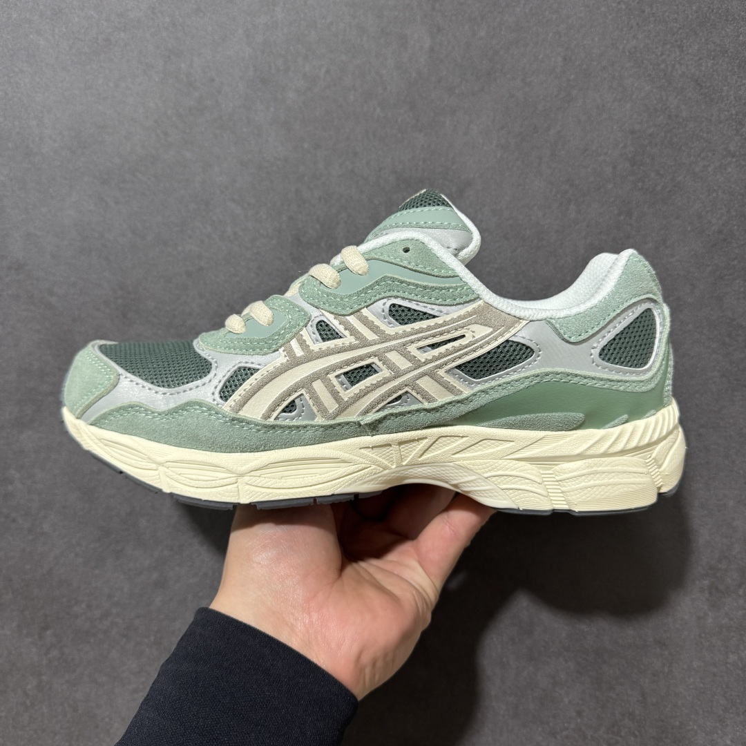 图片[2]-【公司级】AsicsGel-NYC C复古单品 2025年新款 亚瑟士ASICSTIGER 新款休闲鞋 厚底街头运动休闲鞋，ASICS亚瑟士推出全新GEL-NYC，彰显纽约都市活力。这次的新系列融入了多个版本GEL的经典设计风格，广受好评。其设计灵感来源于GEL-NIMBUS 3,GEL-MC PLUS V 和 GEL-CUMULUS 16 这些往日经典鞋款。GEL-NYC使用GEL-CUMULUS 16鞋款的鞋楦设计,展现了独特的现代化美学。鞋底采用了轻质发泡材料,并在后跟和前掌处采用了ASICS亚瑟士核心科技——GEL缓震胶,赋予鞋款强大的缓冲性能,提供了更柔软舒适的穿着体验。而在原有设计的启发之上,此次鞋款采用更贴合当今潮流趋势的材料和创新技术,展现出纽约充满活力的都市精神。 货号：1203A383-302 尺码：36-45-选品中心