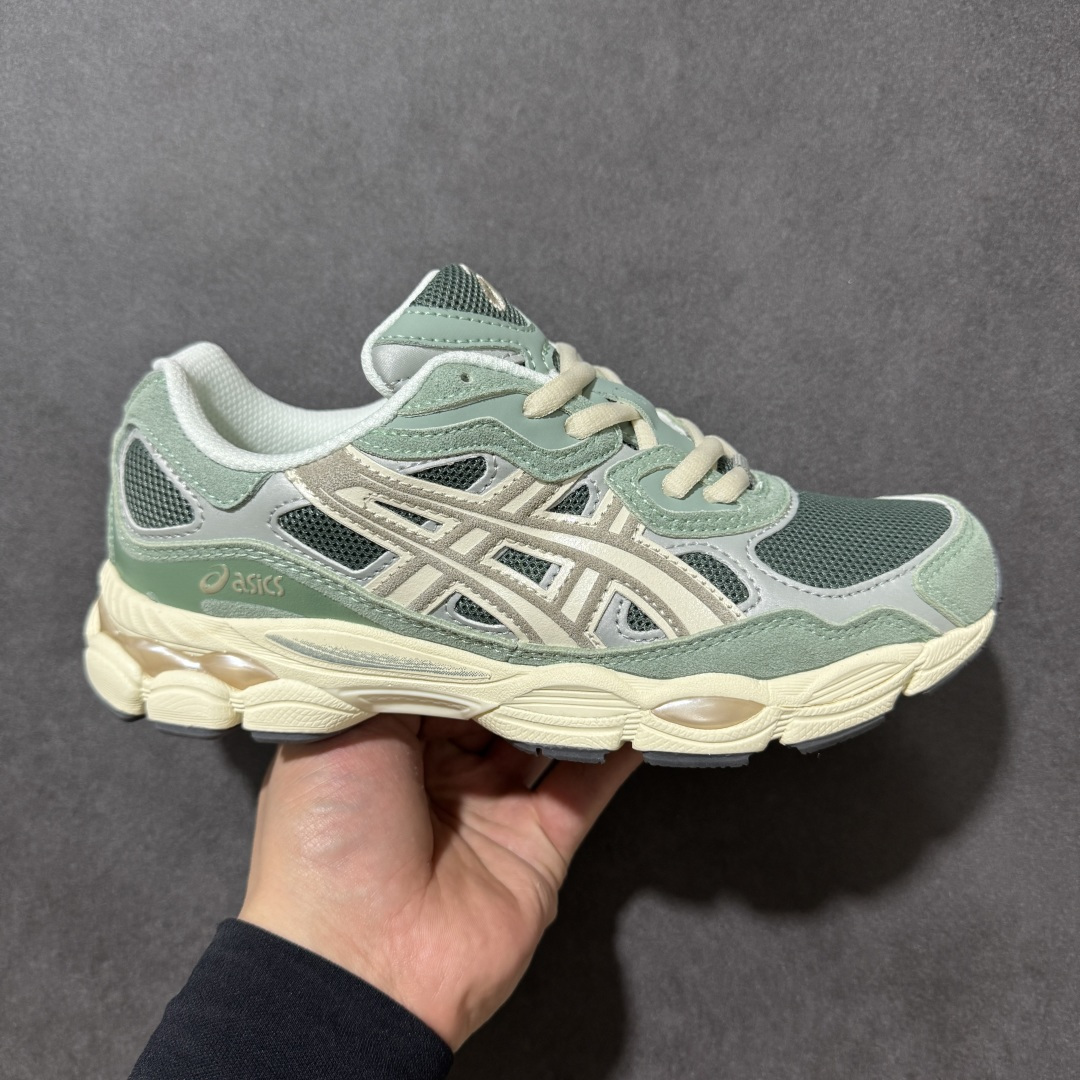 【公司级】AsicsGel-NYC C复古单品 2025年新款 亚瑟士ASICSTIGER 新款休闲鞋 厚底街头运动休闲鞋，ASICS亚瑟士推出全新GEL-NYC，彰显纽约都市活力。这次的新系列融入了多个版本GEL的经典设计风格，广受好评。其设计灵感来源于GEL-NIMBUS 3,GEL-MC PLUS V 和 GEL-CUMULUS 16 这些往日经典鞋款。GEL-NYC使用GEL-CUMULUS 16鞋款的鞋楦设计,展现了独特的现代化美学。鞋底采用了轻质发泡材料,并在后跟和前掌处采用了ASICS亚瑟士核心科技——GEL缓震胶,赋予鞋款强大的缓冲性能,提供了更柔软舒适的穿着体验。而在原有设计的启发之上,此次鞋款采用更贴合当今潮流趋势的材料和创新技术,展现出纽约充满活力的都市精神。 货号：1203A383-302 尺码：36-45-选品中心