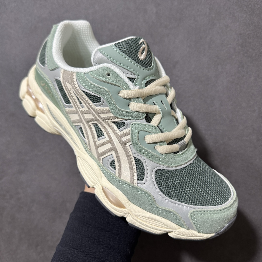 图片[3]-【公司级】AsicsGel-NYC C复古单品 2025年新款 亚瑟士ASICSTIGER 新款休闲鞋 厚底街头运动休闲鞋，ASICS亚瑟士推出全新GEL-NYC，彰显纽约都市活力。这次的新系列融入了多个版本GEL的经典设计风格，广受好评。其设计灵感来源于GEL-NIMBUS 3,GEL-MC PLUS V 和 GEL-CUMULUS 16 这些往日经典鞋款。GEL-NYC使用GEL-CUMULUS 16鞋款的鞋楦设计,展现了独特的现代化美学。鞋底采用了轻质发泡材料,并在后跟和前掌处采用了ASICS亚瑟士核心科技——GEL缓震胶,赋予鞋款强大的缓冲性能,提供了更柔软舒适的穿着体验。而在原有设计的启发之上,此次鞋款采用更贴合当今潮流趋势的材料和创新技术,展现出纽约充满活力的都市精神。 货号：1203A383-302 尺码：36-45-选品中心