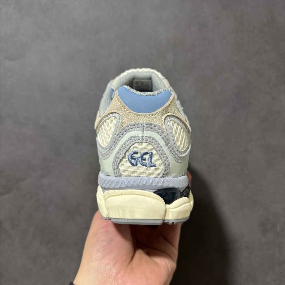 图片[4]-【公司级】AsicsGel-NYC C复古单品 2025年新款 亚瑟士ASICSTIGER 新款休闲鞋 厚底街头运动休闲鞋，ASICS亚瑟士推出全新GEL-NYC，彰显纽约都市活力。这次的新系列融入了多个版本GEL的经典设计风格，广受好评。其设计灵感来源于GEL-NIMBUS 3,GEL-MC PLUS V 和 GEL-CUMULUS 16 这些往日经典鞋款。GEL-NYC使用GEL-CUMULUS 16鞋款的鞋楦设计,展现了独特的现代化美学。鞋底采用了轻质发泡材料,并在后跟和前掌处采用了ASICS亚瑟士核心科技——GEL缓震胶,赋予鞋款强大的缓冲性能,提供了更柔软舒适的穿着体验。而在原有设计的启发之上,此次鞋款采用更贴合当今潮流趋势的材料和创新技术,展现出纽约充满活力的都市精神。 货号：1203A372-600 尺码：36-45-选品中心